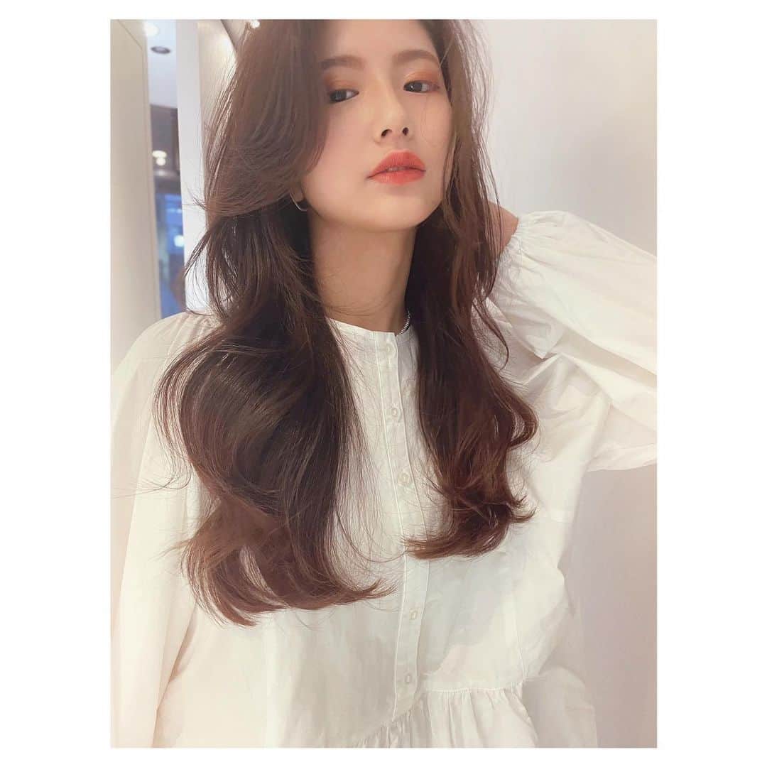 前原穂高のインスタグラム：「セミナーオフショット📸ヨシンモリ(女神巻き)が似合ってたよー😍最近こういうスタイルを街でも見かけることが増えてきたねー！巻いてから荒めのブラシでとかすのがポイント👍  #韓国風アレンジ #女神巻き #20代ヘアスタイル #韓国ヘアスタイル #韓国ヘアアレンジ #韓国ヘアー #40代ヘアスタイル #30代ヘアスタイル #ヨシンモリ #韓国トレンド #韓国風 #韓国スタイル #韓国風ヘア #韓国女子 #韓国メイク #韓国好き #美容室Violet #表参道ヘアサロン #表参道美容室 #表参道美容院」