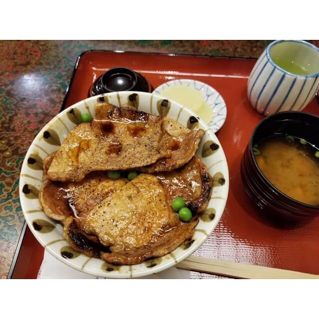 羽田美智子さんのインスタグラム写真 - (羽田美智子Instagram)「帯広名物豚丼 帯広のソウルフード、インディアンカレー🍛 札幌味噌ラーメン🍜 珍しくガッツリ系ばかり食べてます😍  北海道増量の旅😂 基本お弁当なのですが、、お弁当も美味しいのです😋🍴 スーパーでフルーツも買いました🍊  #ONEOR8 #グレーのこと2021」2月2日 13時27分 - michikohada