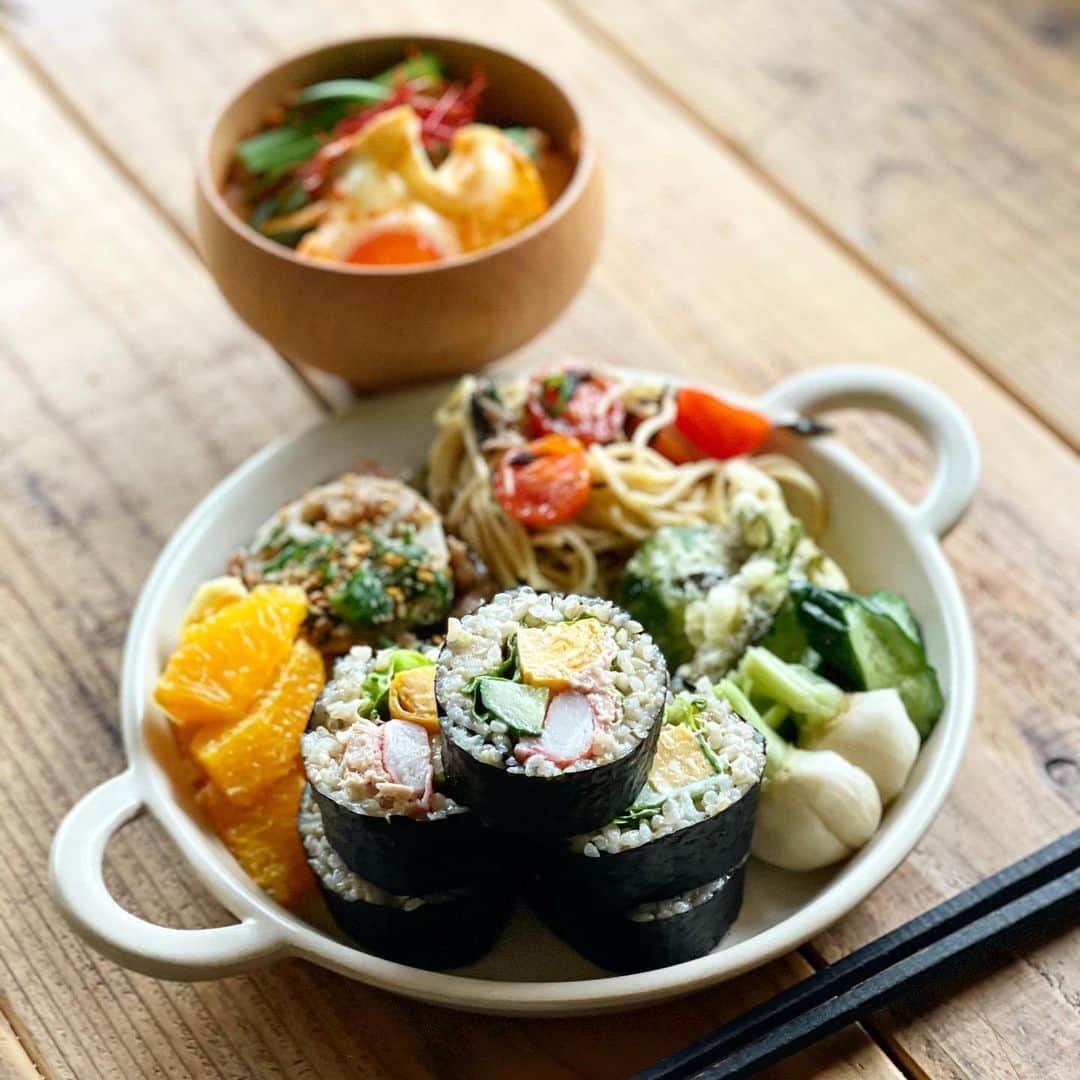 Atsukoのインスタグラム：「今日の朝ごはんとお弁当  今年は今日が節分なのね。 あやうく1日過ぎるとこだった😂  ワンプレートは  サラダ巻き タラの芽と芽キャベツの天麩羅 蓮根と豚肉炒め 和風サラスパ 蕪と胡瓜のぬか漬け オレンジ キムチチゲ  お弁当は  明太卵胡瓜海苔巻き 肉団子の酢豚風 蓮根明太和え タラの芽と芽キャベツの天麩羅 ぬか漬け 和風サラスパ かぼちゃサラダ  です。 わたしはこれに、チゲ持参で🤣  タラの芽の天麩羅がうますぎる 春が近づいてるー 春物の服買うのはすきなんだけど、その後に梅雨と夏が来るのが今から憂鬱😂😂😂」