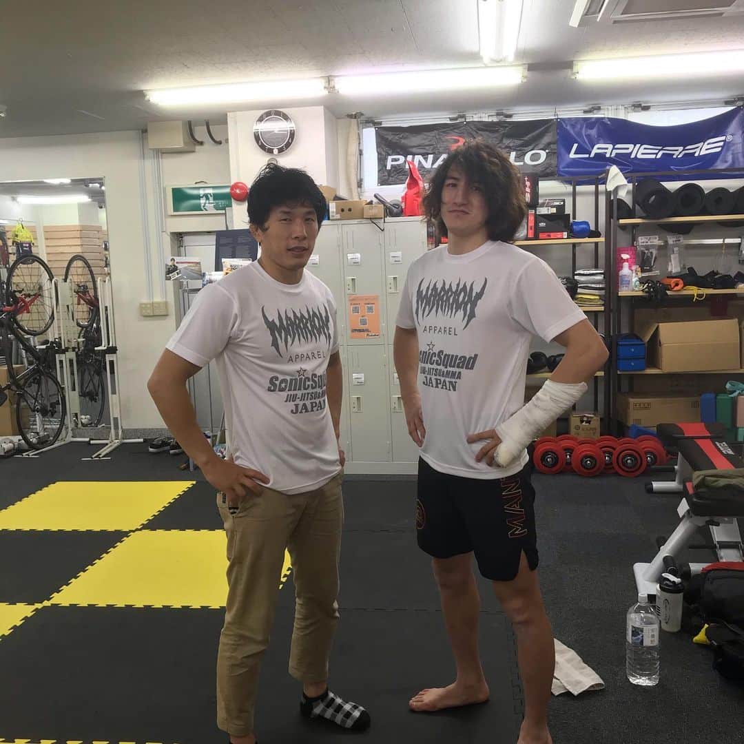 水垣偉弥のインスタグラム：「ソニックスクワッド✖︎マリアパという旬なカッチョイイTシャツをゲットしましたー！！ せっかくのイケてるTシャツ着て撮ったのにシャワー出たてでもみ上げがクルんと... #ソニックスクワッド #マリアパ  #井上直樹 #水垣偉弥」