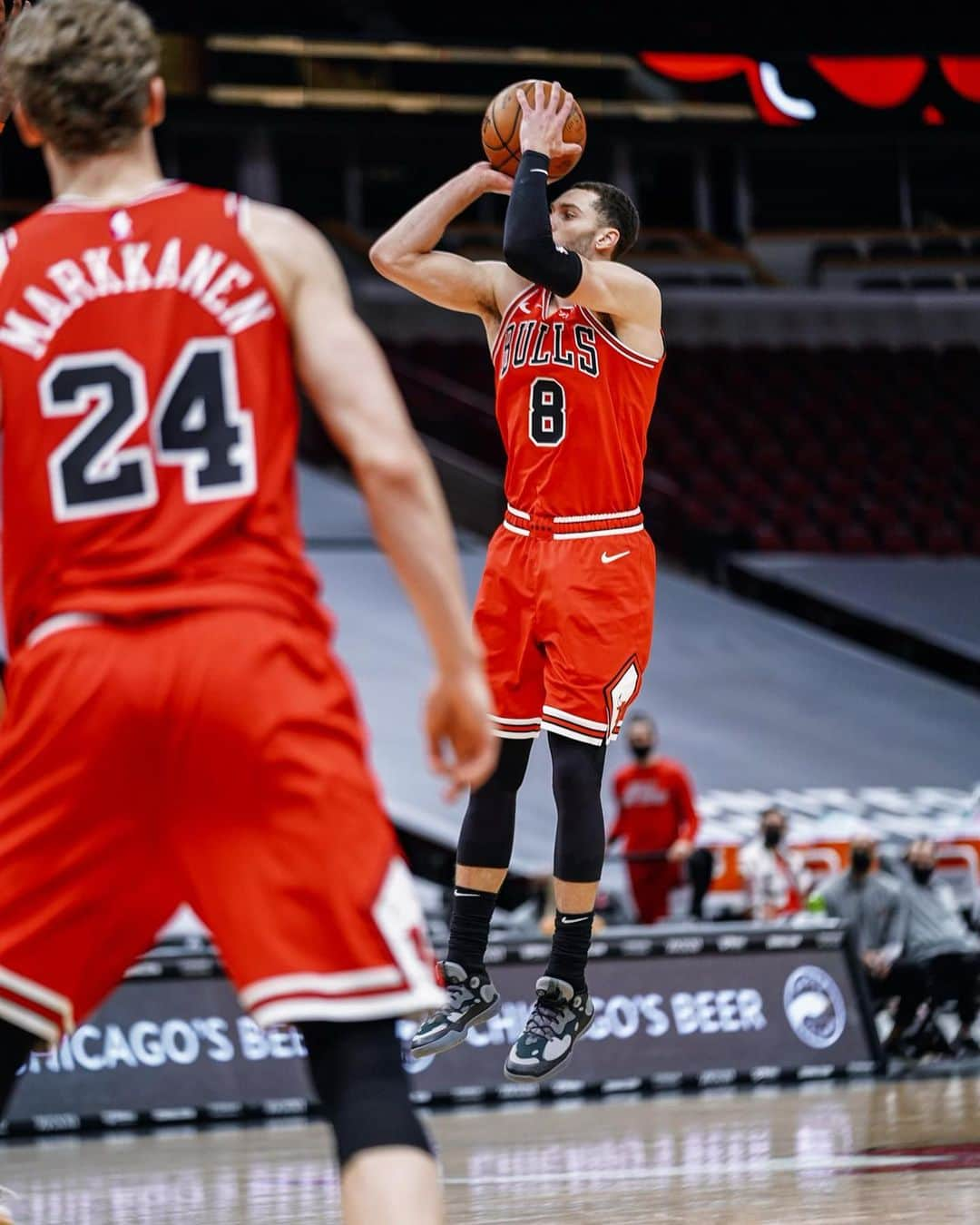 ザック・ラヴィーンさんのインスタグラム写真 - (ザック・ラヴィーンInstagram)「Another one in 2 days. Keep working @chicagobulls GoodWin!」2月2日 13時42分 - zachlavine8