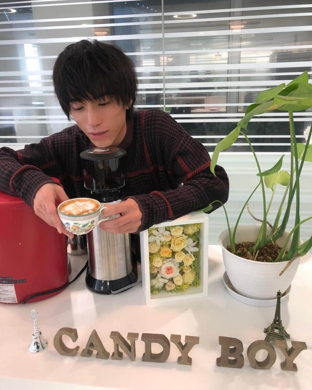 奥谷知弘さんのインスタグラム写真 - (奥谷知弘Instagram)「. . . @delonghi_japan  デロンギのグラインダーを買ってから毎日コーヒーを淹れるのが楽しくて楽しくて…  今度アレンジレシピご紹介しようと思ってます☕️  2月2日の節分は124年ぶり。 今日限定の鬼を描いてみました！ ※絵が苦手なので模写しました。ワラ . . . #CandyBoy #奥谷知弘 #ワラ」2月2日 13時35分 - chihiro_okutani_candyboy