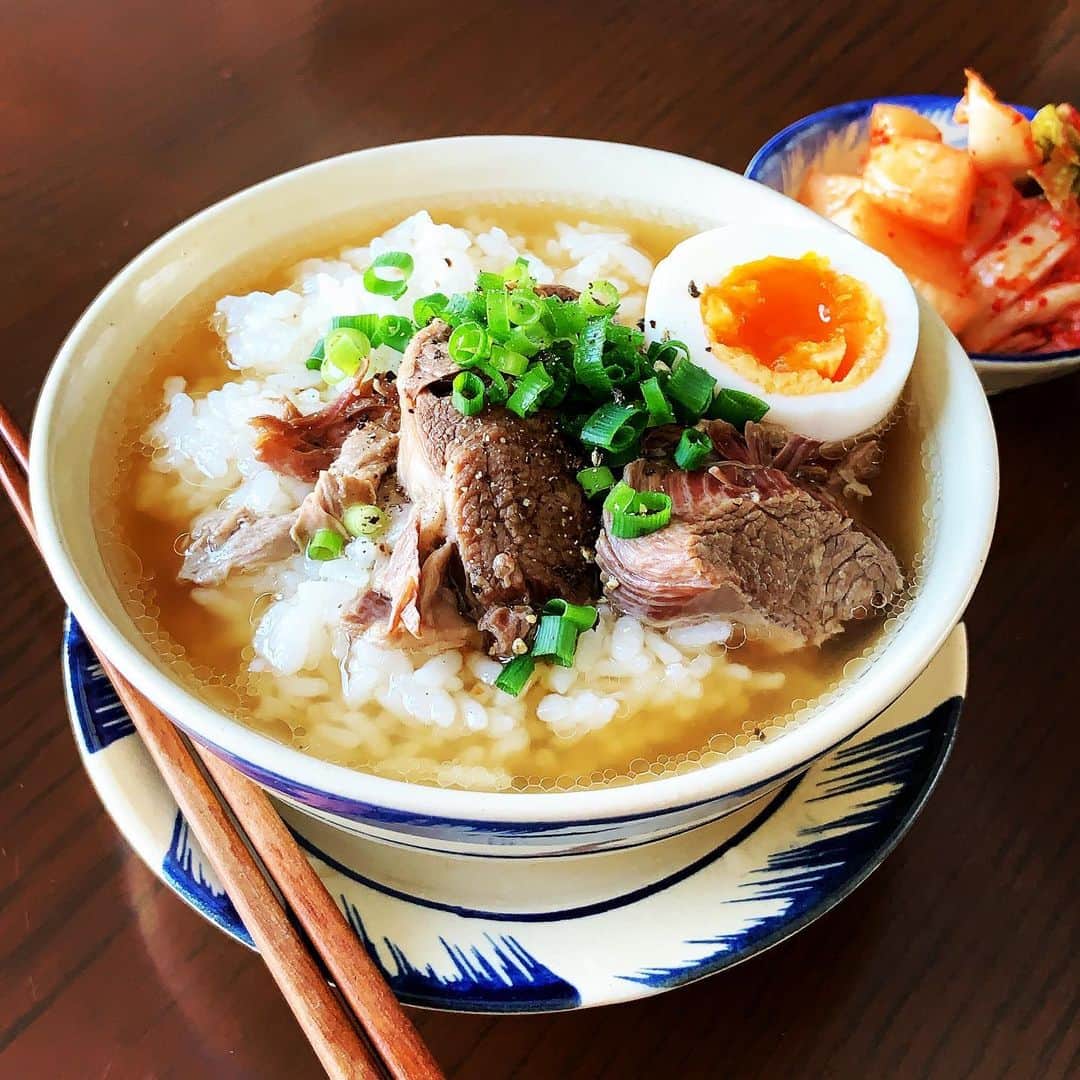 志摩有子さんのインスタグラム写真 - (志摩有子Instagram)「牛スネ肉を煮込んだ翌日のお楽しみ。 スープかけごはん。ゆで卵とキムチ、カクテキを添えて。スープに旨みが増し。さらに美味しくなっている。サラサラいける。  #牛スネ肉のスープ煮  #牛スネ肉スープご飯」2月2日 13時37分 - ariko418
