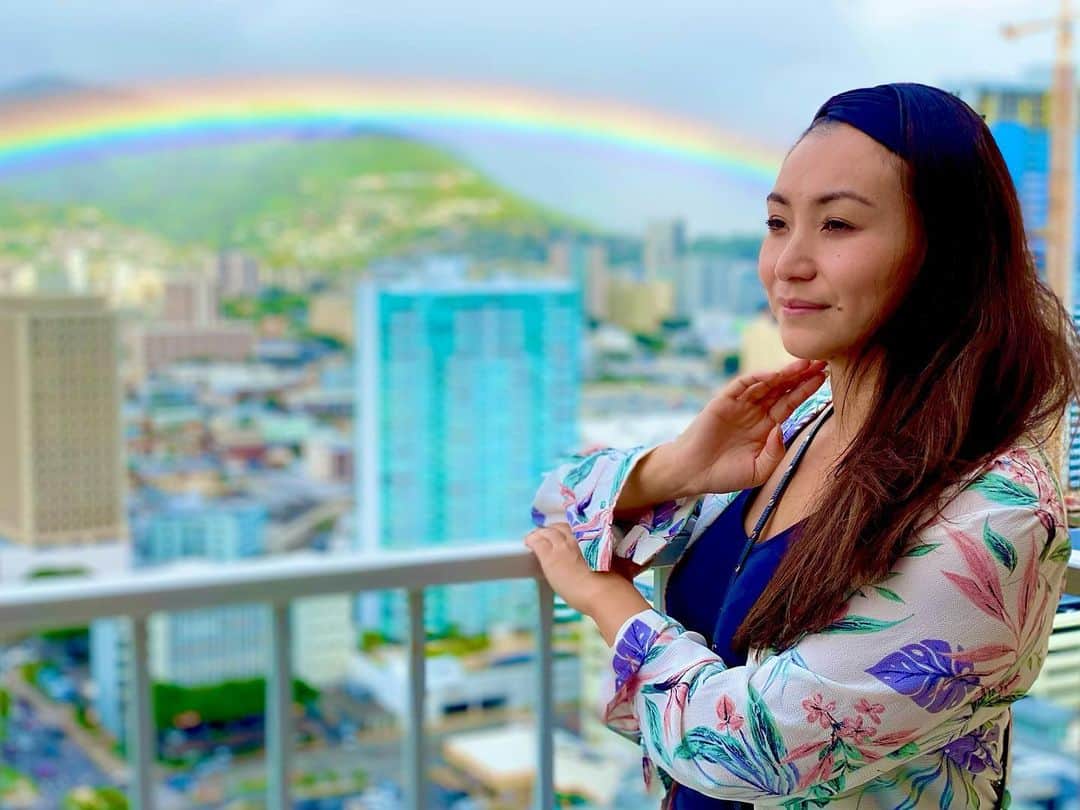 小池絵未のインスタグラム：「【そうだ、ハワイに行こう🌈🌺】 がキャッチコピーになりそうな素敵な虹が🌈キラり❣️   Aloha Monday 🌺👍  #ハワイ #ハワイ旅行 #ハワイ生活 #ハワイ好きな人と繋がりたい #ワイキキ #アメリカ生活 #ハワイ不動産 #ハワイ不動産管理 #ハワイ不動産エージェント #ハワイの豪邸 #luxury #luxuryrealestate #luxuryhome  #hawaii #hawaiirealestate #hawaiiluxuryhome #rainbow #rainbowstate #虹　#レインボー　#癒される photo by @atsualoha Thank you 😊」