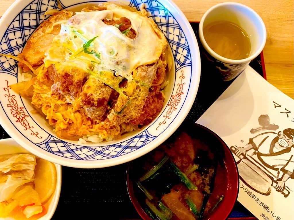 倉田雅世のインスタグラム：「都合により、ひさしぶりの外食。 お蕎麦屋さんのカツ丼、サイコー‼️ 量を間違えた気がするけど、美味しかったから、よし。 #黙食」