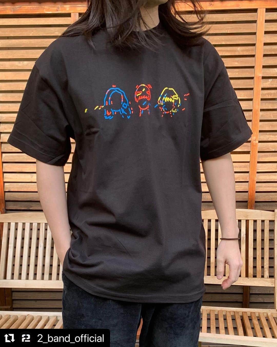 古舘佑太郎のインスタグラム：「こんな時期なので、会場に来られない方にも4周年を感じてもらいたくて、オンラインでもGETできるようにしました。周年グッズよろしく！ #Repost @2_band_official with @make_repost ・・・ 【NEW GOODS！】  4周年記念Tシャツとトートバッグが本日より発売開始です！  ◆4周年記念Tシャツ White：M/Ｌ/XL (モデル着用Ｌ) Black：M/Ｌ/XL (モデル着用XL) ¥3,500  ◆4周年記念トートバッグ ¥3,000  🔻オンラインストアでもお買い求め頂けます  https://the2online.thebase.in/」