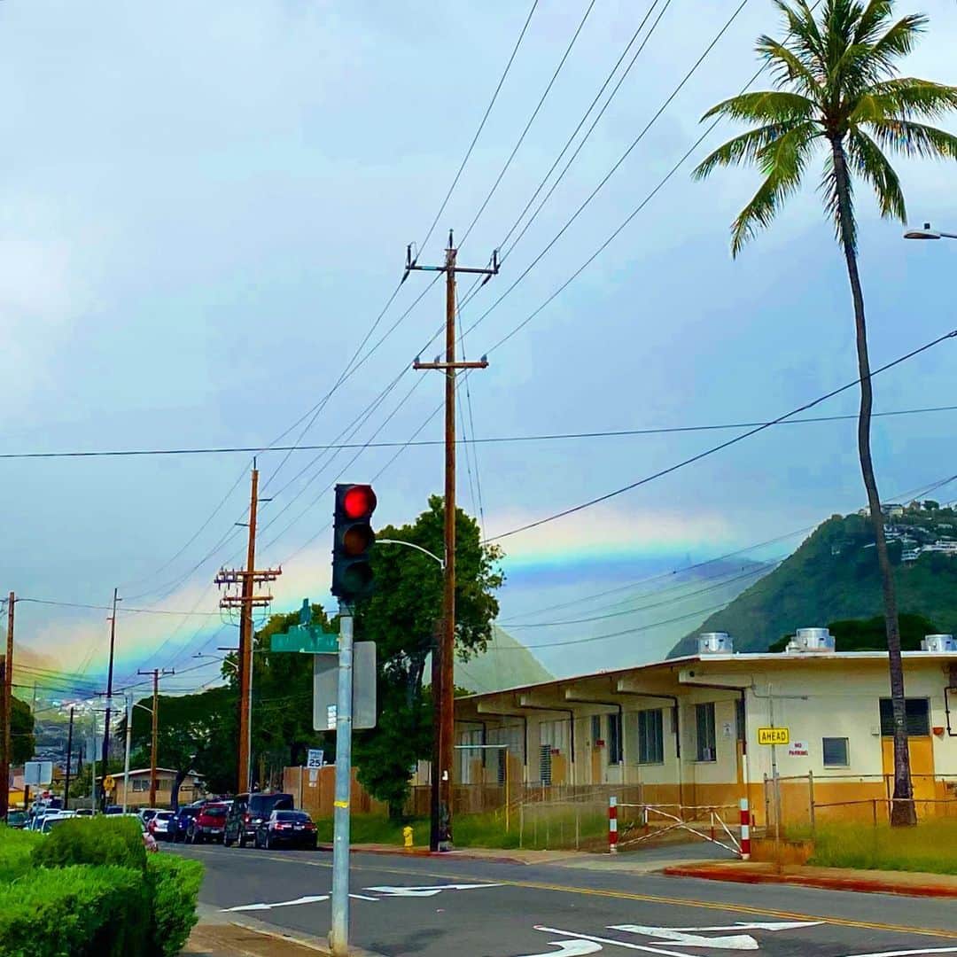 マキ・コニクソンさんのインスタグラム写真 - (マキ・コニクソンInstagram)「ハワイは朝から虹祭り！🌈 午後はKaimuki地区Palolo Valley の方に どかぁ〜んと現れた虹ちゃまと遭遇しました！ラッキー✌🏼& ハッピー！😊  もう２月だ。今年もあっという間に 終わっちゃうんだろうなぁ。 充実した2021年にしなきゃ！ でも今年はゆる〜く行こうって 決めたから気分的に楽ちん！👍🏼  無理しないで、自分がハッピーになる 自分が好きな事だけを やろうって決めたんだ！🤗 それがしっかり出来たら間違いなく 充実した１年になるね！👍🏼  だから、 これから家に帰ってNetflix 観よっと！🤣  また明日！👋🏼  #エアハワイ🌺  #ハワイのおすそ分け🤙🏼  #ハッピーレインボーのおすそ分け🌈 #netlfix青春の記録の主人公ヘジュンはかなりカッコ良いいけどヘヒョもイケてる！😍」2月2日 13時49分 - makikonikson