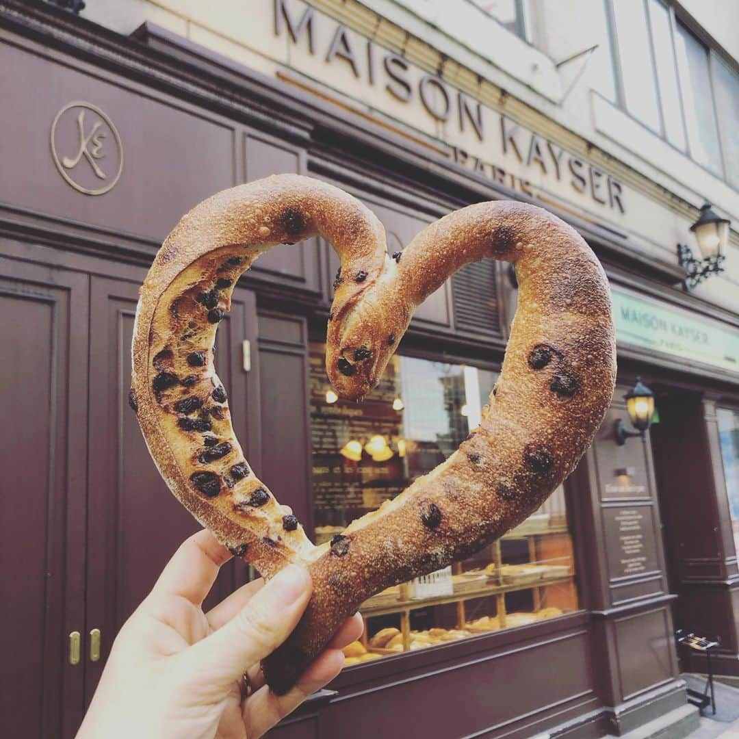 Maison Kayser Japon Officialのインスタグラム：「. ハートのバゲットショコラ🤎 久々の本店前にて。  2月に入りハートのバゲットショコラが発売開始されました！バレンタインシーズンの定番、ハートのバゲットショコラは可愛さだけではなく味も抜群です✨チョコレートチップが練り込まれたバゲットは噛むごとに味わい深くお子様から大人までお楽しみ頂けます。 （ただちょっと硬めなのでお子様用には少し温めてお召し上がり頂くのがオススメです^_^） 毎年、このハートのバゲットショコラを使った可愛いさあふれる投稿をInstagramで拝見するのが実は楽しみです(o^^o)🤎ニヤニヤしながらいいねしにいきますので「#メゾンカイザー」を付けて投稿して頂けたら嬉しいです✨ . . #メゾンカイザー #maisonkayser #japon #boulangerie #erickayser #france #bakery #paris #croissant #パリ #ブーランジェリー #ベーカリー #フランス #パンスタグラム #パンのある生活 #バゲット #クロワッサン #パン #baguette #heart #chocolate #valentine #ハート #チョコレート #バレンタイン」