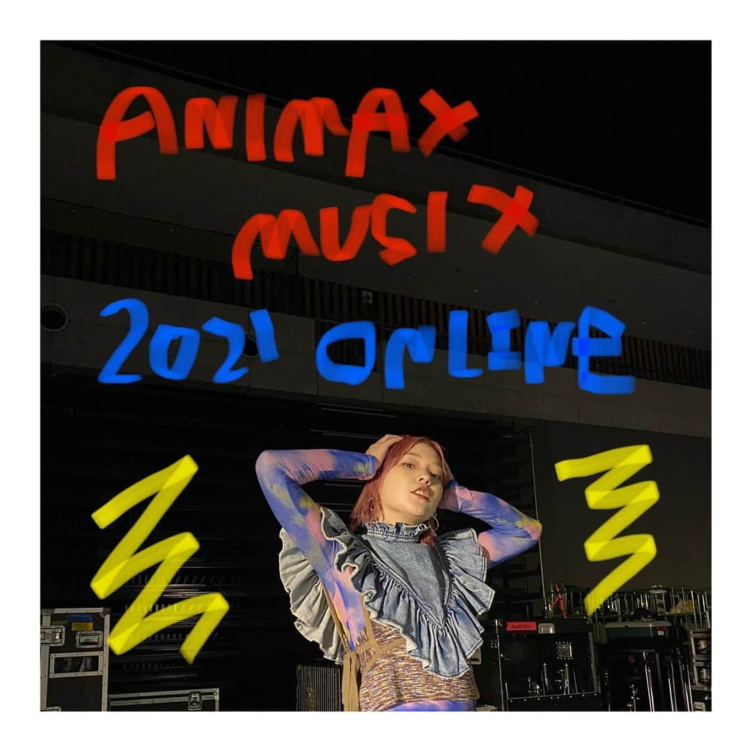 高槻かなこのインスタグラム：「. ANIMAX MUSIX2021 ONLINE Supported by U-NEXT DAY 2 🎤 . 憧れのANIMAX MUSIXに初参加させていただきました！！ . 披露した楽曲はこちら‼️ . 💫Rolling star /YUI 富田美憂✖️高槻かなこ . 💎agape /メロキュア 中島愛✖️高槻かなこ . 高槻かなこソロパート 🔥Anti world  🌟創世のアクエリオン(cover) . ALLラインナップ 🏀Can Do /GRANRODEO . . 今まで憧れだった素敵なアーティストさん達と同じ舞台に立って、奏でることができて至福の時でした💗 . Anti worldは俺100のみんなを背負いながら歌い、アクエリオンはいつも応援してくれているみんなの顔や声を思い浮かべながら歌いました！ 愛してるー！オレモー！！が聴こえてきたよ🤣❤️ . . ステージから降りたただのオタクの私は密かにセトリにブチ上がってたり生歌が聴ける役得に浸ってましたね。 あとオーイシさんと美憂ちゃんと犬の話したり。笑 . . 4枚目はMorfonicaのmikaさん🥁 実はデビュー前にバンドを一緒にやったことがある仲なの‼️ 会うの6年ぶりとか？やばいね！ 他にもバンドメンバーに昔からの知り合いがいたり、縁をすごく感じます！みんな一緒に頑張ってる仲間だー😤😤 . . 来年もこの先もまたの機会に参加できますように❤️ 次はどんな形で届けられるか楽しみにしてますっ！ . #aimaxmusix #高槻かなこ #富田美憂 #中島愛 #mika #animemusic #anison」