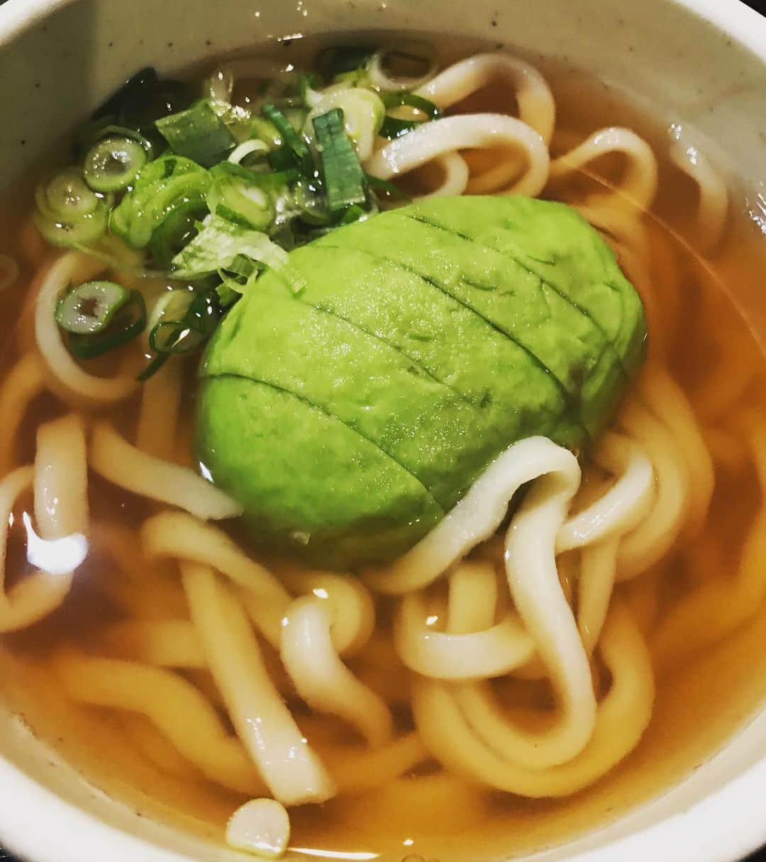 のインスタグラム：「アボカドうどん  #うどん #アボカド #🥑」