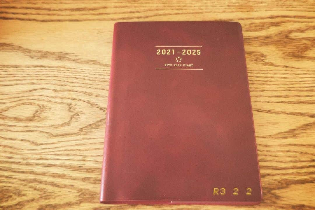 杉原由規奈のインスタグラム：「今年から一言日記始めてみてる。これは5年間毎日書き綴るもので5年後私はどんな風に今を観てるかなってちょっとしたタイムカプセルを詰め込むようなワクワク感があって楽しい。」