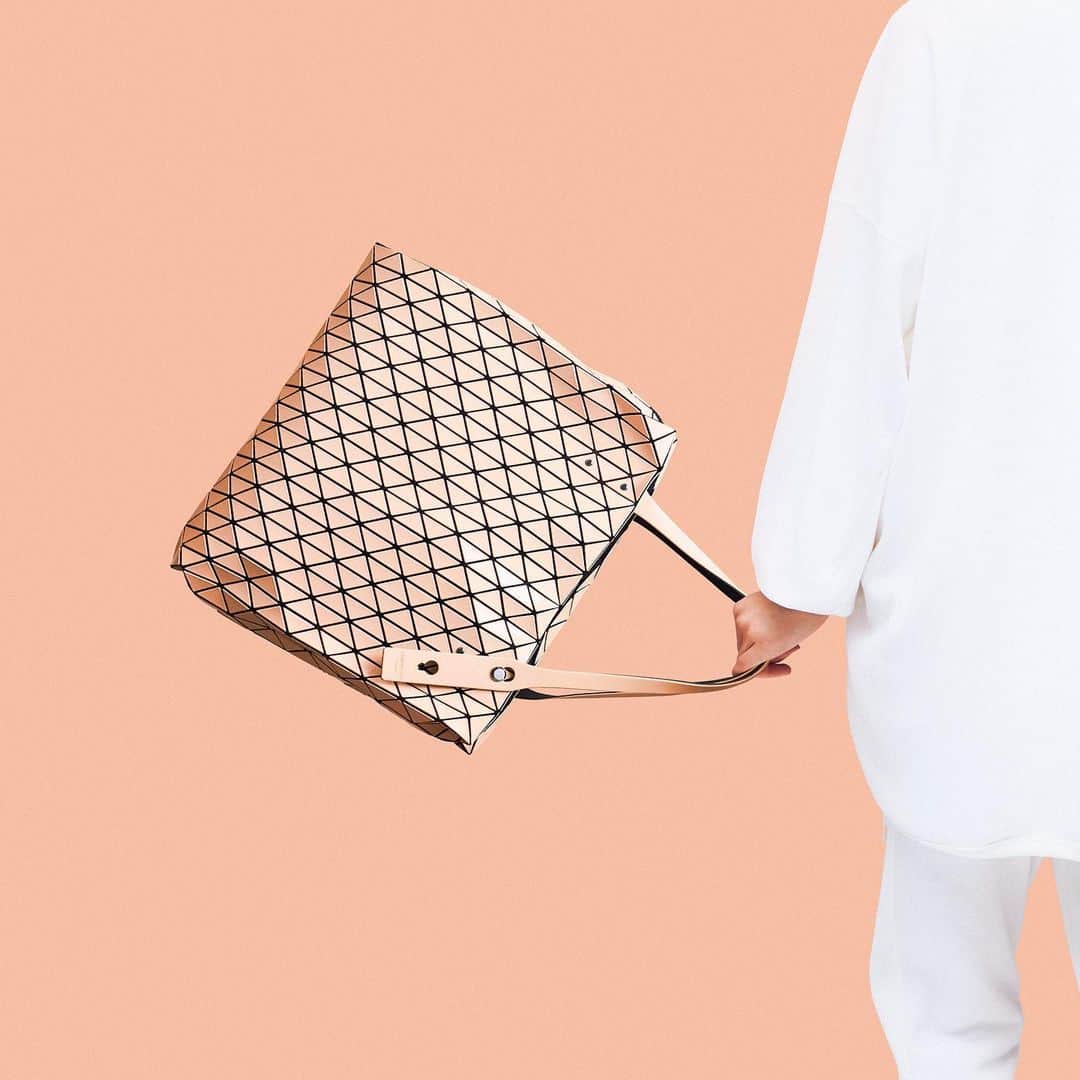 のインスタグラム：「【NEW ITEM】ROW GLOSS  RELEASE MONTH February, 2021 *By country RELEASE MONTH may be different.  #baobaoisseymiyake #baobao #isseymiyake #totebag #rowgloss #ss21」
