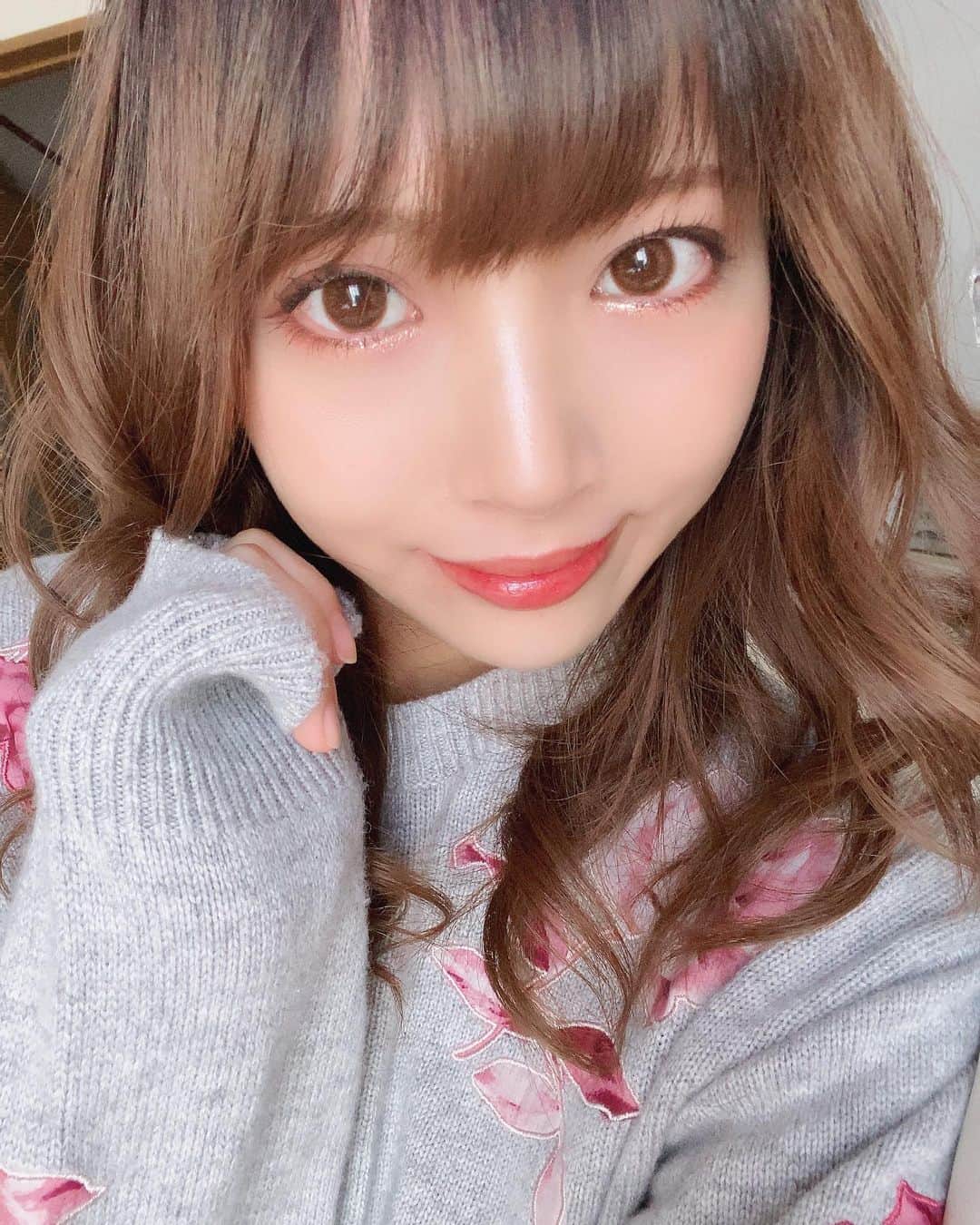 鈴木りんだのインスタグラム：「自撮りする時手を添えがち女 #計算された萌え袖」