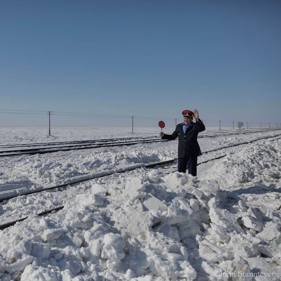 ジョン・スタンメイヤーさんのインスタグラム写真 - (ジョン・スタンメイヤーInstagram)「Quietly excited to I awake come morning, and we have even more snow in the Berkshires than in  Bostan, where this jolly train conductor stood in heaping snow happily greeting an arriving train. ⠀⠀⠀⠀⠀⠀⠀⠀ @natgeo #uzbekistan #bostan #snow #trainstation #conductor #fromthearchives」2月2日 14時06分 - johnstanmeyer