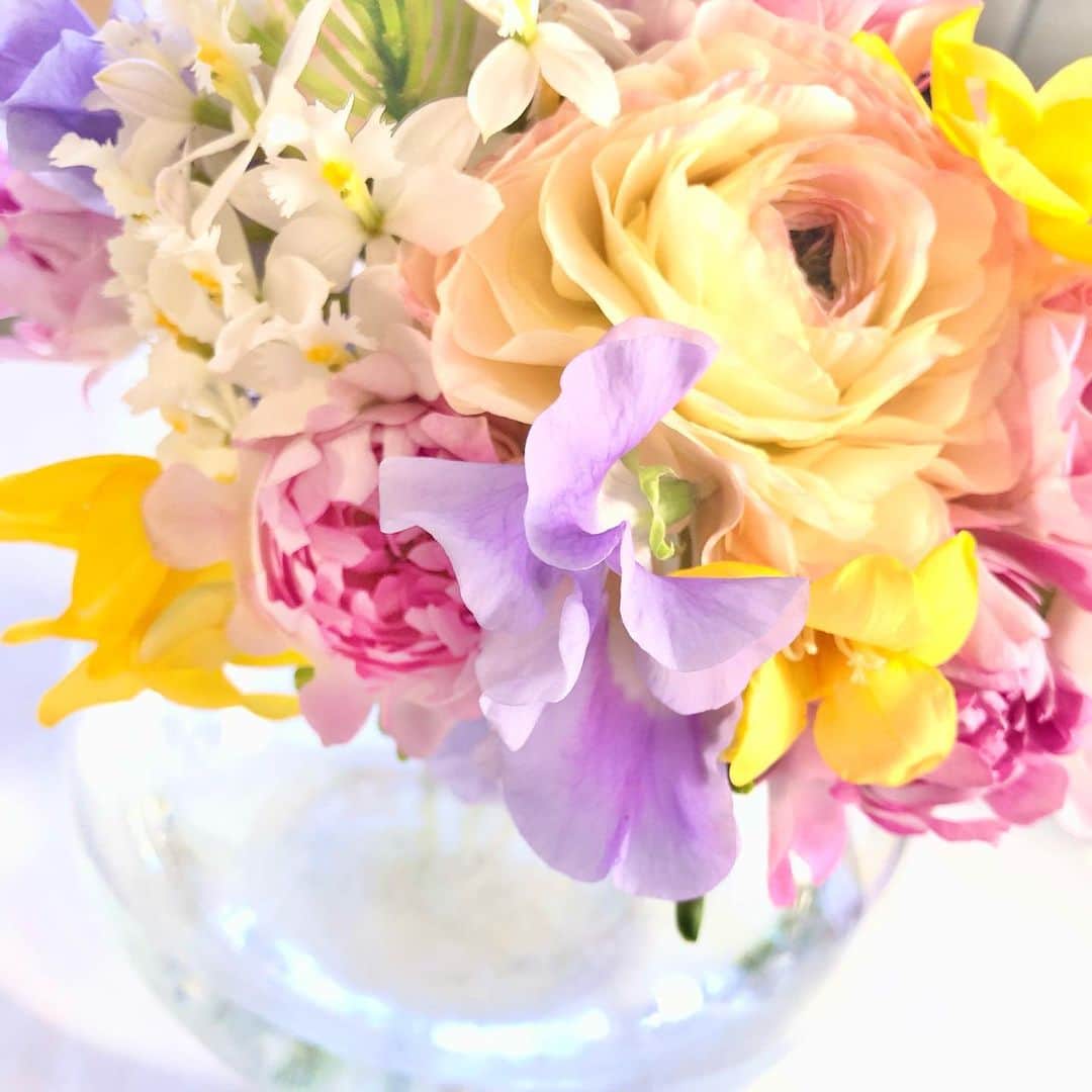 愛風ゆめのインスタグラム：「朝からいい香り〜♡⃰ 思い掛けず、素敵なお花屋さんにめぐりあいました🌷🌸🌹 やっと見つけた"割れない花瓶"へ💐 これなら何があろうと、耐えてくれることでしょう…👦🏎💨🏃‍♂️⚔  #お花　#大好き　#💐  お花屋さんの中が色鮮やかで、夢のよう😍☁️🌈 #シーアネモネ　という種類の#バラ　が本当に良い香り💗」