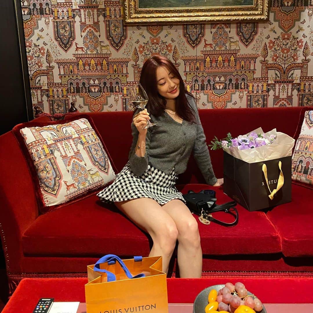 ギョンリ のインスタグラム：「잔든경리..🥂 #lastyear 브리저튼 안부럽지 모🤣」