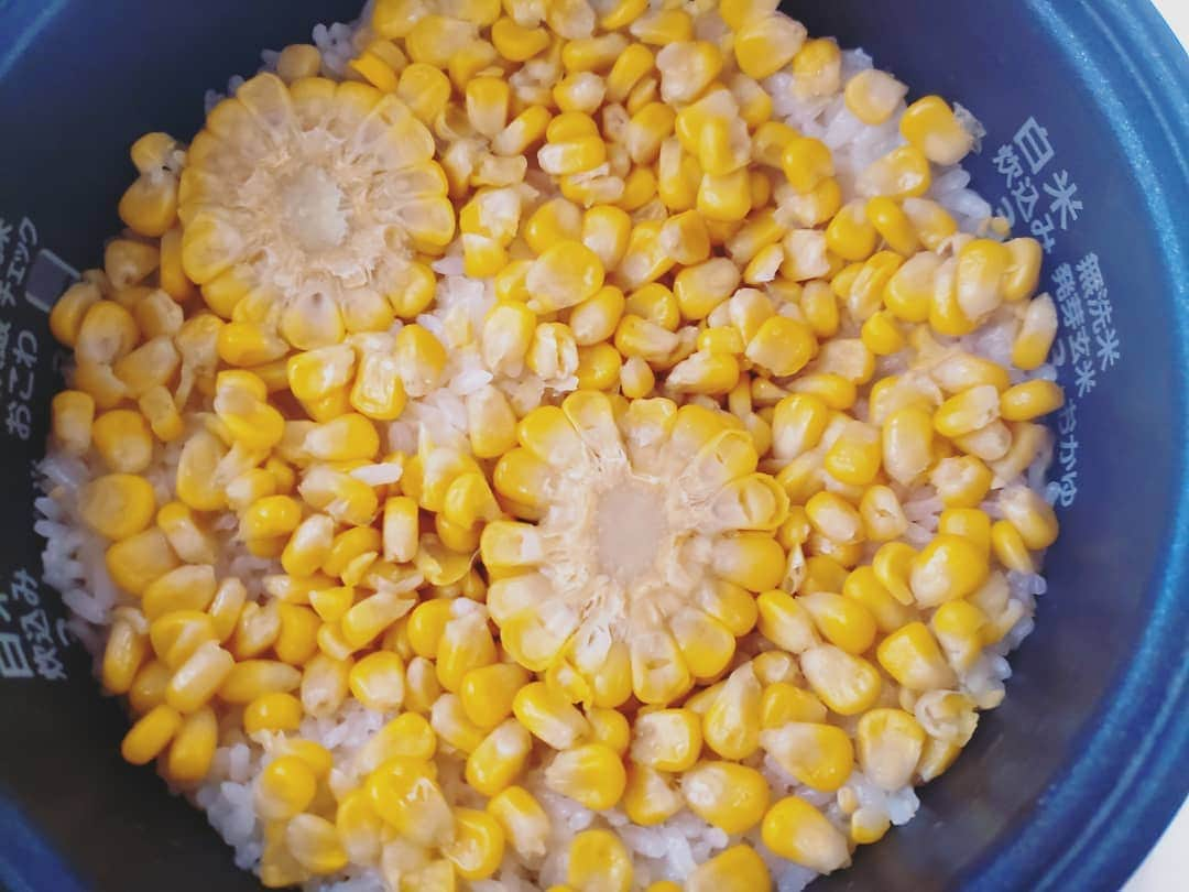 坂本詩緒里のインスタグラム：「先日#炊き込みご飯の素 を頂いたの作ってみました🌽 バター入れても美味しい😋  今日も練習がんばるぞー🎳  #とうもろこし #炊き込みご飯 #とうもろこしご飯 #おいしぃちゃん #おうちごはん #コーン #炊飯器レシピ #ごはん #昼ごはん #自炊 #米 #料理 #cooking #japanesefood #rice #corn」