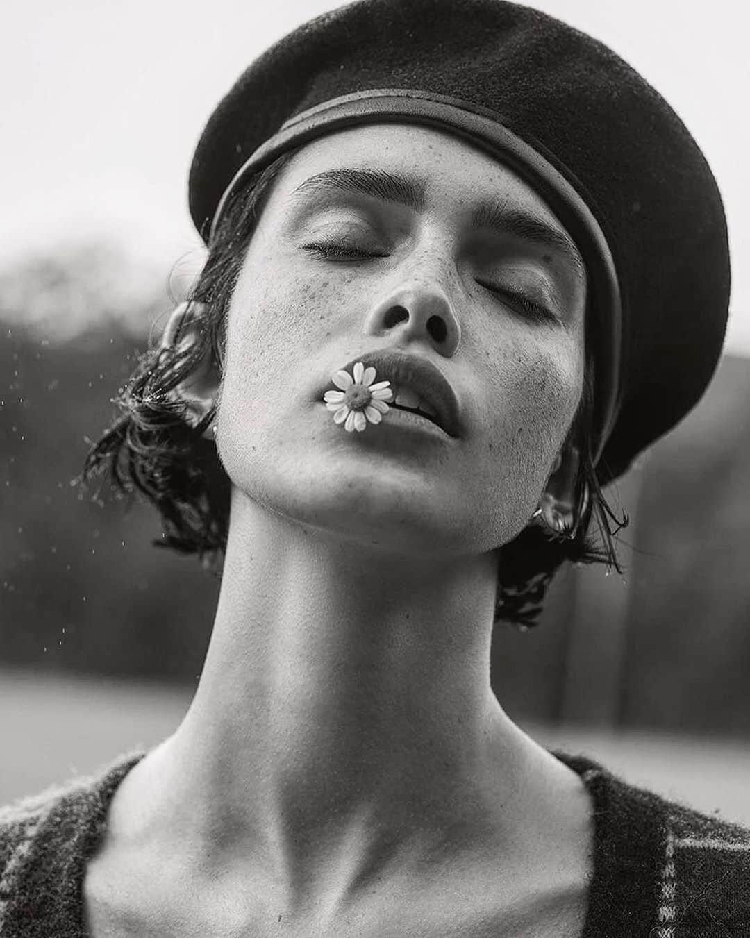 Portrait|Life|Fashion|Faceのインスタグラム：「Selection by  @nevalsicilli ━━━━━━━━━━━━━━━━━━━ Photo by @nicolebentleyphoto  Model @zoeebarnard   Congratulations!  ━━━━━━━━━━━━━━━━━━━ Team #portraitmood Founder @humanistagram  ━━━━━━━━━━━━━━━━━━━ . . . . . .  #portraits #portraitphotography #selfportrait #portraiture #makeportraits #hair #vscoportrait #pursuitofportraits #portraitoftheday #portraitdrawing #makeup #makeportrait #portraitart #instaportrait #portre #discoverportrait #polishmodel #polishgirl #women #beautiful #bravogreatphoto #vscocam #vsco」