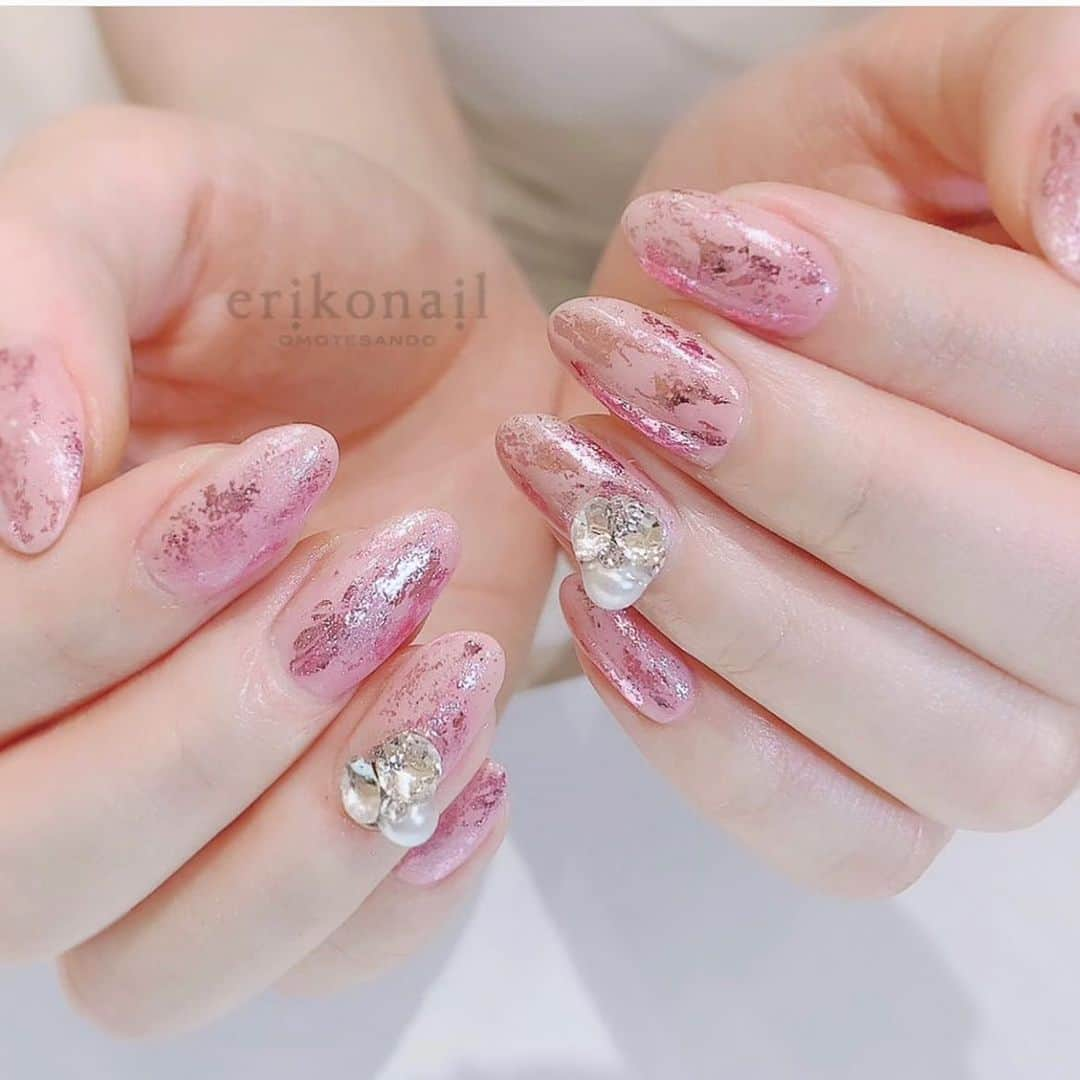 黒崎えり子さんのインスタグラム写真 - (黒崎えり子Instagram)「OMOTESANDO 畑瀬美桜　@mio_chan_nail   #repost @mio_chan_nail ・・・ 表参道店　受付野内のお付け替え♡   with Moeri Seya 🍎  M415+M204 ✴︎最強モテカラー✴︎  ピンクのホイルでアクセント❤️  OMOTESANDO erikonail 畑瀬  ・ *･゜ﾟ･*:.｡..｡.:*･*:.｡. .｡.:*･゜ﾟ･* 月・水・木　11:00〜21:00  火・金　　　11:00〜20:00  土日祝　　　10:00〜19:00  ご新規様20%オフ✨  表参道駅から徒歩1分 全席7席ソファ席でゆったりとお過ごしいただけます♡  個室もございます 皆様のご来店お待ちしております♡   *･゜ﾟ･*:.｡..｡.:*･*:.｡. .｡.:*･゜ﾟ･* ・  #erikonail  #エリコネイル  #エリコネイル表参道  #erikonail畑瀬美桜 #清楚系女子    #ネイルアート  #ニュアンスネイル  #nail #nails #nailart #naildesign #morecouture #モアクチュール #モアジェル #네일 #젤네일 #美甲師 #美甲 #大人可愛い #エレガント #シンプルネイル  #黒崎えり子 #jna認定ネイルサロン #表参道ネイルサロン #青山カフェ  #雪の結晶ネイル  #fendi  #fendicafe  #バレンタインネイル」2月2日 14時35分 - erikonail