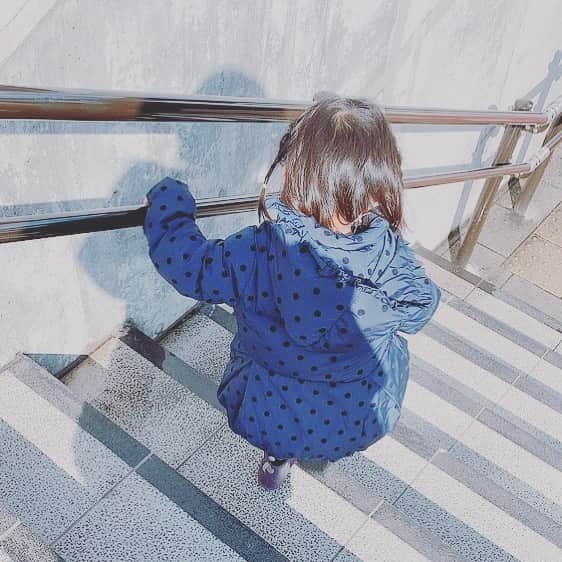飯田圭織さんのインスタグラム写真 - (飯田圭織Instagram)「こんにちは😃朝の雨が嘘のようにお昼からはお天気も良く気温も上がっていますね。花粉症の症状が出てしまったかもしれません、、今日は娘の習い事の日。今日は自転車にも抱っこにも頼らず頑張って自力で歩きました✨ついついすぐに抱っこしてしまう甘え上手な妹。 時には厳しく出来ることを伸ばしてあげる事も大切ですね✨ #こんにちは#花粉症 #娘 #習い事  #甘え上手 #時には厳しく #がんばったね」2月2日 14時27分 - iidakaori.official