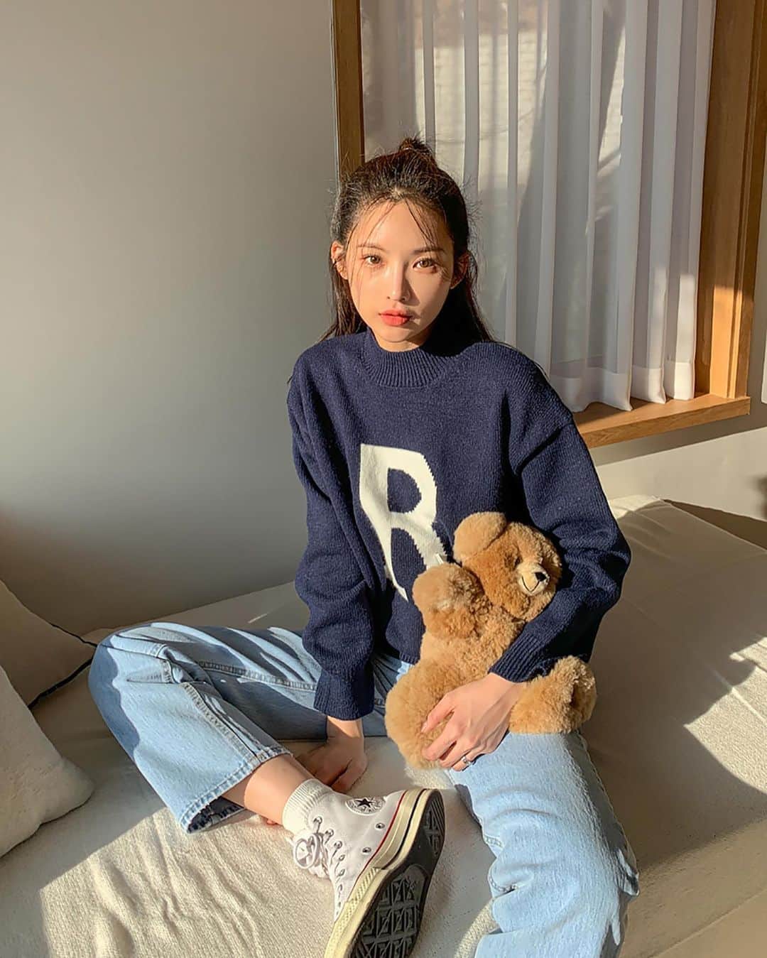 Chuuのインスタグラム：「🎀츄X셀럽쇼퍼🎀  @jindamiin 업뎃 되자마자 인기 폭발💙 R 레터링 니트! 베이직한 디자인이라 데님, 스커트 어떤 바텀과도 잘 어울리는 니트에요👍🏽여유핏이라 꾸안꾸 데일리 니트로 완전 강추💞🙌🏽  #chuu#츄#셀럽쇼퍼#lovely_daily_look_chuu」