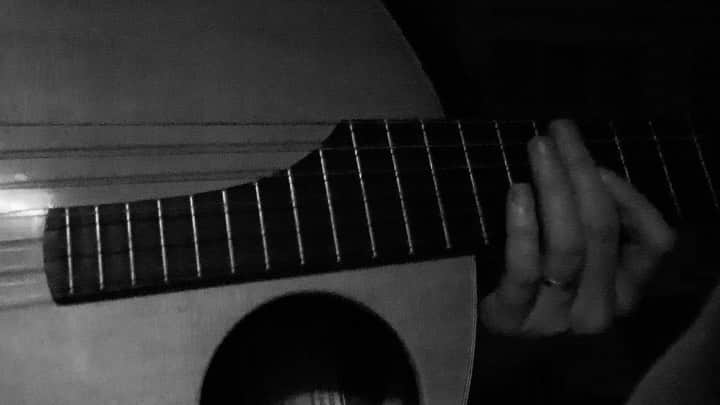 カーキ・キングのインスタグラム：「Earlier today I went outside and flying pieces of frozen water tried to stab my in my eyes. So this is definitely not a sad sweet little night song for the snowy day. This is for anyone else who hates snow and thinks that water should have its right to blow around and blind you revoked.   Clearly I'm in a super bad depression.   However, this is the third time I've written something and posted it in a week. I also put microphones on my drum set today. Yikes. Something is about to happen and it feels out of my control but I don't argue with the muse. Maybe a turning point or just a wrong way. I'll just follow and get lost like I always have.   I don't even know what this tuning is. Maybe someone like @guitar.yaz will figure it out and tell me that I found the one and only playable riff or maybe probably not.」