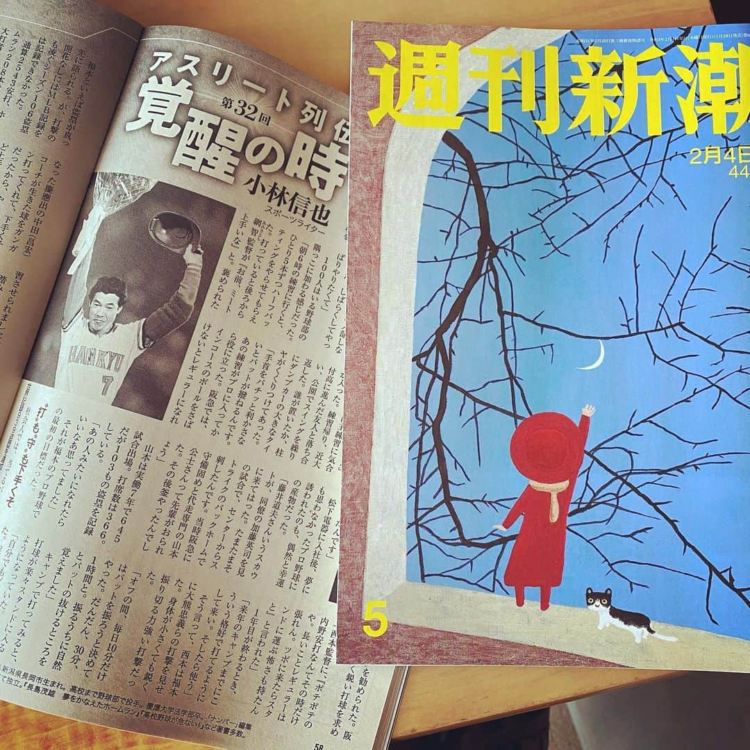 福本豊さんのインスタグラム写真 - (福本豊Instagram)「こんにちは。 緊急事態宣言の中、みなさんいかがお過ごしですか？ ボクはキャンプ取材もままならず、テレビでタイガースやオリックスのキャンプの様子を一日中観ています。 人と会わない、話さない、立ち上がらない、歩かない…しない事だらけ。これは高齢者にとっては絶対あかん！と家の中をうろうろもしています（笑） 今は絶対無理なんですけど、昨年末は懐かしい人たちに会いました。 と言うことで「連載！（大げさやな）懐かしい人に会いました」をお届けします。 第１回は蓑田浩二氏編 （こうなるともうインスタグラムじゃなくてブログやんと言われましたw） 蓑田とはホンマに久しぶりに会いました。不思議なもんでどれだけ久しぶりに会っても瞬時に一緒に野球やってた頃に戻りますね。ちょっと髪の毛の量が減ってお腹が出ても･･･(注･･･ 写真を見てお分かりだと思いますが、蓑田は髪が白くなっただけで薄くもなってないしお腹も出てません！）相変わらずの男前でした。今はゴルフの「ティーチングプロ」として活躍してるそうです。習おかな⛳️。 蓑田と言えば、ボクが馬と走った話になると必ず「蓑田は断った」って言う話が出るんですけど…これね、断って当たり前やからね。なんで現役バリバリのプロ野球選手が試合前に馬と走らなあかんのよ（笑）ボクが何にしても「まぁええか」と思うのが早すぎるだけです（笑）  後ね、残念ながらこれは写真が無いんですが、「熱血タイガース党」では話したんですけど、今年タイガースのドラフト１位の「佐藤輝明」選手とホームセンターでバッタリ会ったんですよ。わざわざ彼の方から挨拶してくれて、いつものことながら（わぁ、ボクのこと知ってくれてるんや）と心の中で思いながら「頑張ってや！」と言いました。しっかりした身体で（デカい！）好青年で、練習も順調のようです。期待大！ スカイAの「猛虎キャンプレポート」でしっかり見ます。  お知らせ…インスタグラムを見てもらった事がご縁でインタビューを受けた記事が今発売中の「週刊新潮」に掲載されています。よかったらぜひ…。「🎶週刊新潮はただ今発売中です（若い人は知らんか！）」  おまけの写真…あまりに暇なので、庭の柿の木に来る鳥を１日何度も観察中。鳥は賢いよ。柿がやわらかくなるまでは全く姿見せなかったのにね（笑）  #2020年 #懐かしい人に会いました #蓑田浩二 氏 #薄くもなってないしお腹も出てない #ティーチングプロ #断って当たり前 #まぁええかと思うのが早すぎる #阪神タイガース #佐藤輝明 選手 #ホームセンターでバッタリ #スカイA #猛虎キャンプレポート #週刊新潮 #週刊新潮はただ今発売中です #柿と鳥 #野球じーさん #朝日放送 #サンテレビ #報知新聞 #おは土 #熱血タイガース党 #暫定野球界最高齢インスタグラマー #福本豊チャンネル #大阪観光大使 #阪急ブレーブス #背番号７ #福本豊」2月2日 14時31分 - yutakafukumoto_official