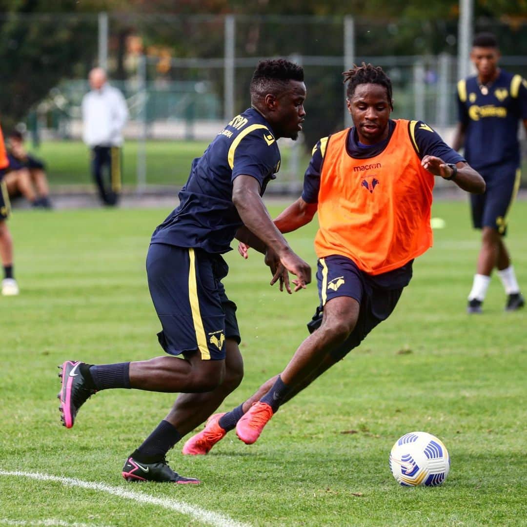エラス・ヴェローナFCのインスタグラム：「Bentornato in gruppo, Rony 😍💪  #Vieira #DaiVerona #training」