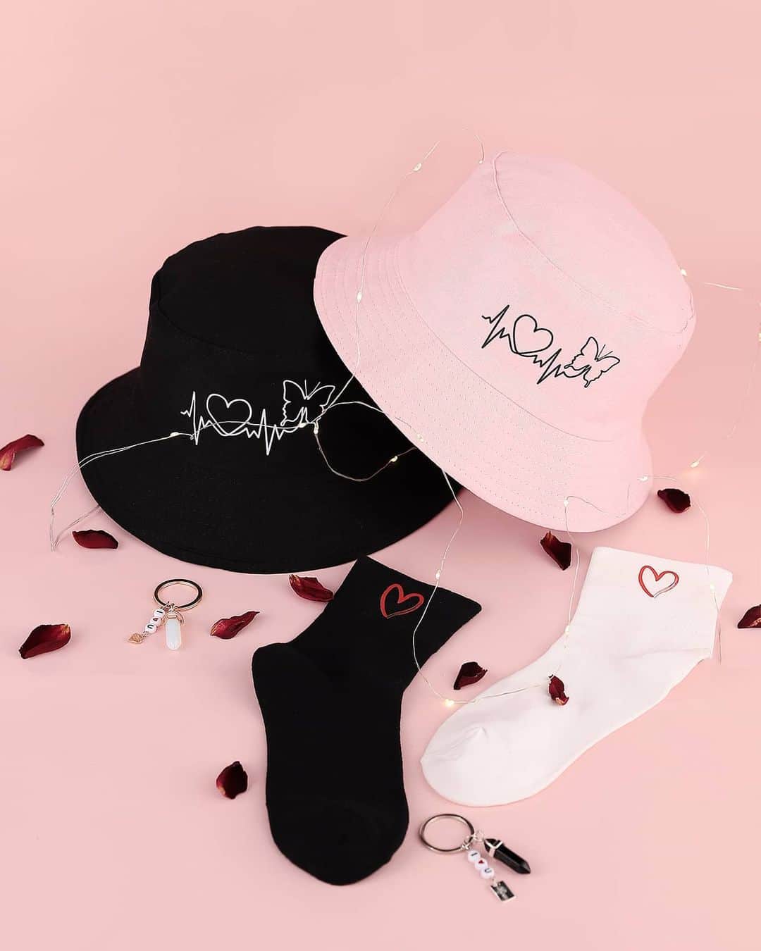 SHEINのインスタグラム：「Tag someone you want to match with! 🖤💗  Shop Item #: 2043731, 2048680, 2076536, 2076563  #SHEIN #SHEINstyle #SHEINValentines」