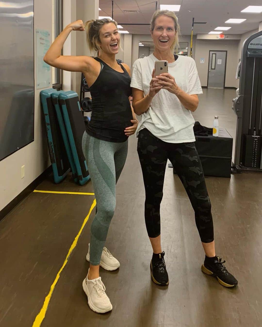 コリー・ロバートソンのインスタグラム：「So proud of this strong, amazing, little mama! @legitsadierob you are a force! That 3 in the 2nd pick is because she’s entering her 3rd trimester🤗 And still getting it at the gym 💪🏼How cute is that baby bump 😍  Sadie, I love watching you take care of yourself body, mind and spirit, all the while caring so sweetly for the little miracle God is growing inside of you.  You’re the sweetest encourager to me to take care of myself too! You are already an amazing mom and I just love being yours ❤️  (Full disclosure, before today, I’ve played tennis once and done one at home barre class in 2021. That’s it. Actually by the end of 2020, my workouts were pretty scarce. I’ve been off the workout train lately but posting this to say I’m jumping back on.)   If Jan 1st wasn’t the new beginning you’d hoped it would be how about start now? Feb 2nd is as good a time as any!」