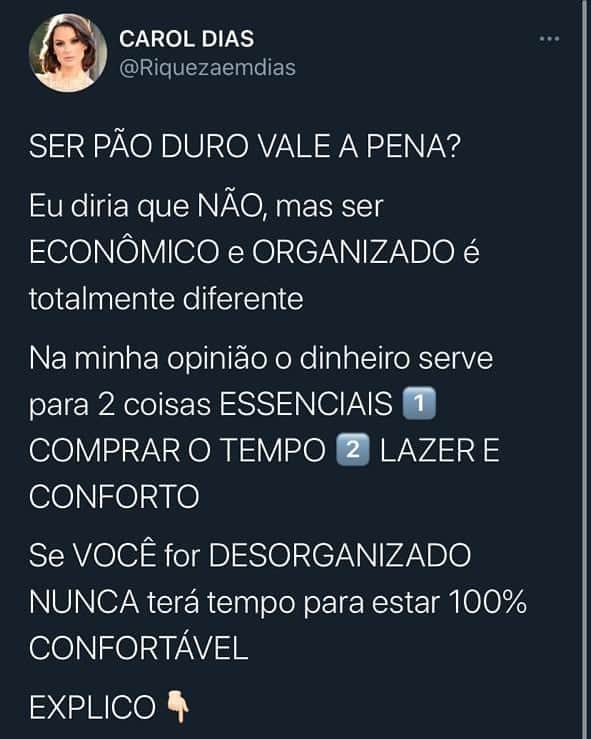 Carol Diasさんのインスタグラム写真 - (Carol DiasInstagram)「SER PÃO DURO NÃO VALE A PENA . Porém ser organizado vale MUITO A PENA . Se você hoje é casado ou solteiro não importa a organização deve estar presente na vida de ambos cenários. Se a receita total da 🏠 for de R$ 3500 é OBRIGATÓRIO que você junte ao menos 20% do seu orçamento e INVISTA para gerar mais recursos a você . Pensando no curto prazo esse capital juntado não vai gerar grandes dividendos, mas aí que mora o segredo dos JUROS COMPOSTOS . Em 10 anos esse acúmulo de patrimônio vai gerar a você um ÓTIMO retorno e é muito provável que se investiu bem só com dinheiro investido já ganhe mais que seu salário mensal  . Se não se programar e se organizar AGORA sabe que vai acontecer? Você vai trabalhar a vida TODA e ficará correndo atrás do rabo SEMPRE  . Isso vai te trazer desconforto emocional, doenças, problemas familiares etc etc... . “ Ah André mas a vida é curta , quero viver agora e vou torrar tudo mesmo”  . Boa sorte, eu já te adianto minha história. Hoje tenho 36 anos e trabalho nos projetos que EU quero com quem EU quero e além disso trabalho o dia que EU quero e viajo para onde e quando EU quero e sabe que significa isso? . Sou dono do meu TEMPO , o ativo mais CARO do planeta  . Se você não é organizado você sempre será escravo do seu TEMPO . Comece agora, estude, invista bem, você consegue . Ahhh outro sonho que sempre tive e posso realizar hoje é quando tiver meu filho poder buscar ele na escola, levar ele na escola, passar o dia com ele e não me preocupar com as contas dele e eu conquistei isso  .  ✈️ Envie este post para 5 amigos ( no aviãozinho no canto direito do post) . ❤️ Curta o post . 💾 Salve o post  . ➡️ Clique nos 3 pontinhos da publicação e ative as notificações! . . . #bolsadevalores #empreendedorismo #riquezaemdias #fii #magalu #economia #finanças #educacaofinanceira #invistamelhor #investimentos #infomoney #moneytime #comoinvestir #comoinvestirnoexterior #comoinvestirdozero #comoinvestirdinheiro #comoinvestirnotesouro #poupanca#tesourodireto#rendimentos#dividendos#aluguel#geracaodevalor#organizacaofinanceira#sucessofinanceiro#ouro#dolar#bitcoin#rico」2月3日 0時03分 - caroldias