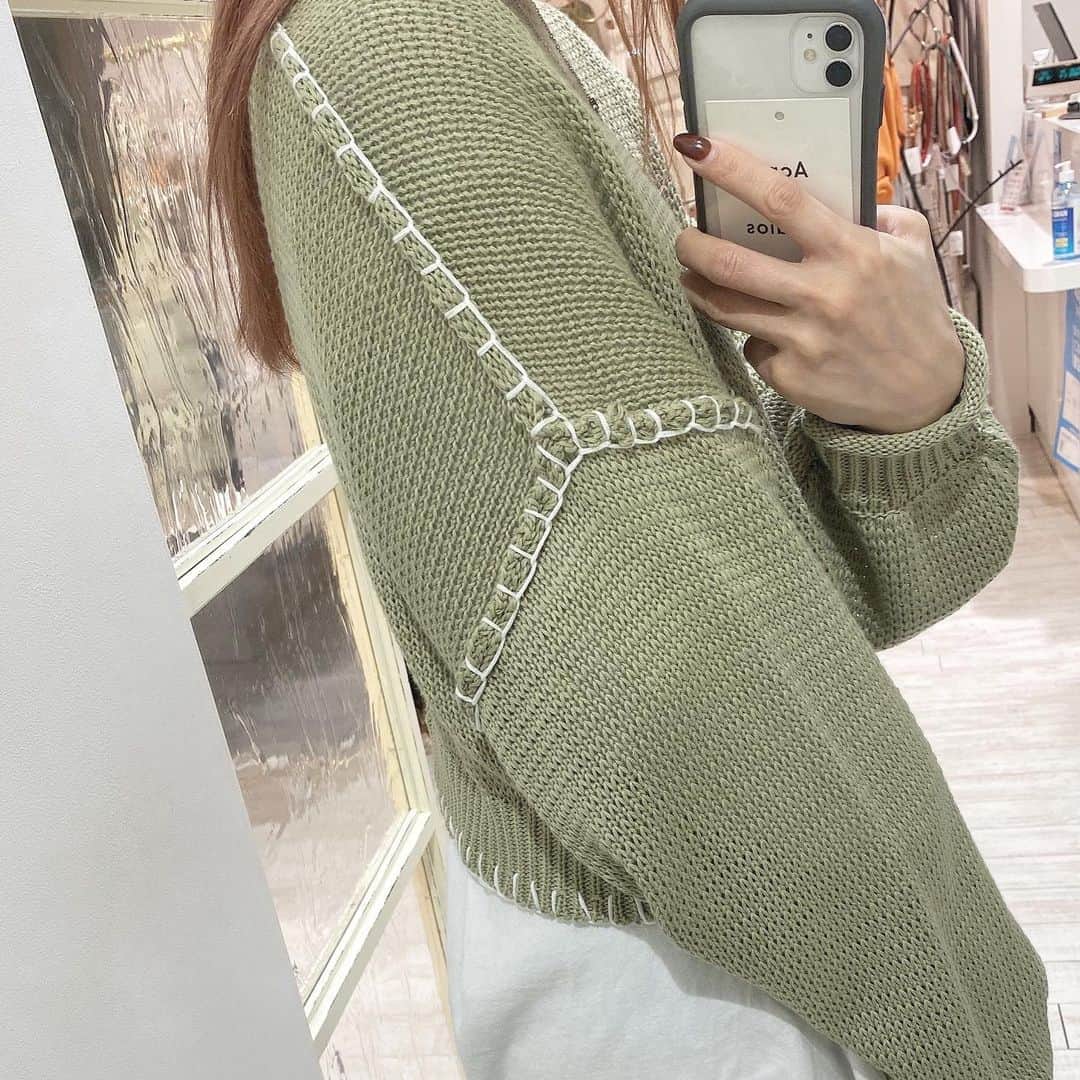 antic rag アンティックラグ ルクア大阪店のインスタグラム：「new arrival  ☑︎ステッチショート丈ニット【1930211228】 ¥5,200+tax  _________________________________________  #アンティックラグ #大阪#天王寺#大阪限定#lucua#osaka #天王寺mio #anticrag #スタッフコーデ #お洒落さんと繋がりたい #淡色女子 #カジュアルコーデ #淡色コーデ #春色コーデ#プチプラコーデ #撮影データ#春物撮影#ss#大人カジュアル#今日のコーデ」