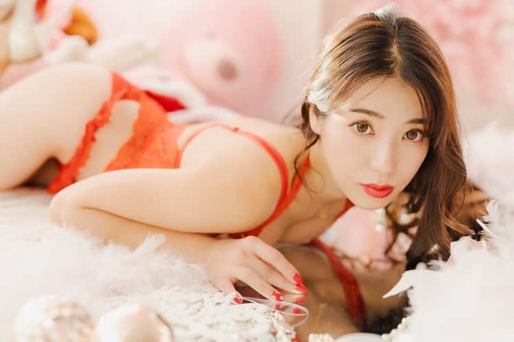 中村かなさんのインスタグラム写真 - (中村かなInstagram)「おやすみ…💋❤️ ・ ・ 📸 @hkondo1964photo  💖 @kana_photo_session  💒 @pinky_room_nagoya  ・ ・ ・ ・ #red  #valentine  #japanesegirl #gravure #nagoya #tokyo #sexybody #sexyhot #sexyphoto #instagravure #日本的 #偶像 #バレンタイン #写真撮ってる人と繋がりたい  #写真好きな人と繋がりたい  #被写体 #撮影モデル  #グラビアモデル #エロ #模特  #セクシー #お姉さん #インスタグラビア #撮影会 #화보　#扎心了  #그라비아 #인물 #비키니화보 #수입비키니」2月2日 23時57分 - k777pime