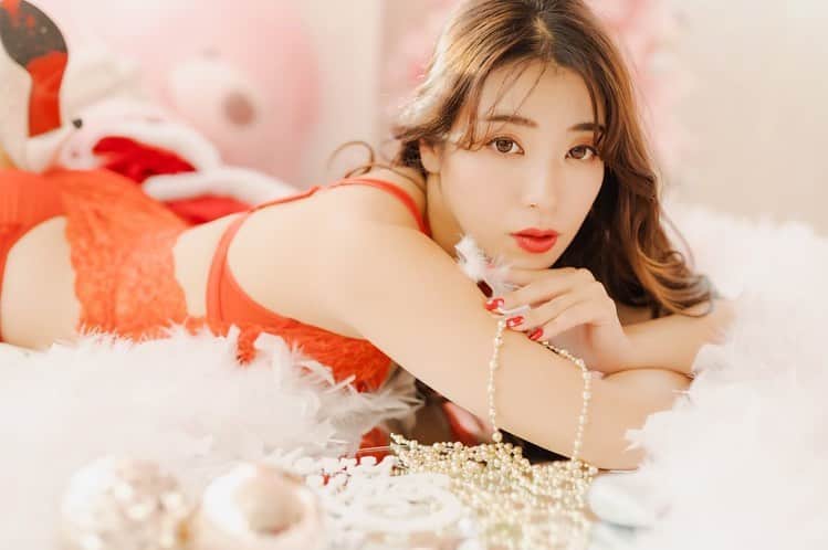 中村かなのインスタグラム：「おやすみ…💋❤️ ・ ・ 📸 @hkondo1964photo  💖 @kana_photo_session  💒 @pinky_room_nagoya  ・ ・ ・ ・ #red  #valentine  #japanesegirl #gravure #nagoya #tokyo #sexybody #sexyhot #sexyphoto #instagravure #日本的 #偶像 #バレンタイン #写真撮ってる人と繋がりたい  #写真好きな人と繋がりたい  #被写体 #撮影モデル  #グラビアモデル #エロ #模特  #セクシー #お姉さん #インスタグラビア #撮影会 #화보　#扎心了  #그라비아 #인물 #비키니화보 #수입비키니」