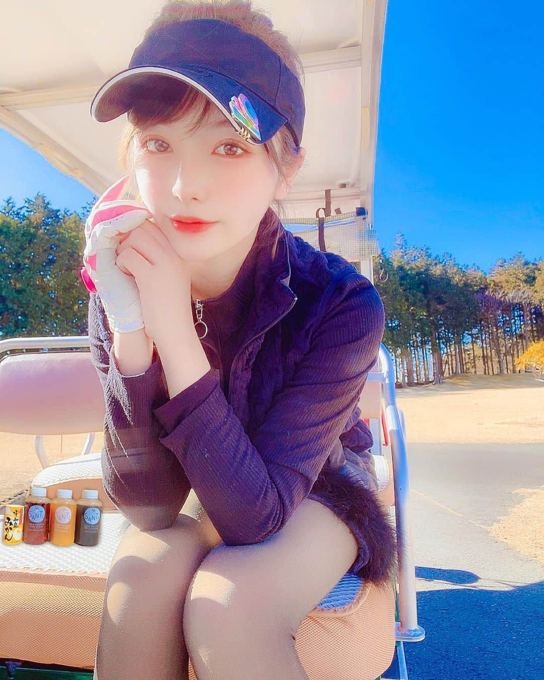 はるのインスタグラム：「⑅∙˚﻿⋆﻿ 冬ゴルフ⛳️ ぽかぽか日和で気持ちよかった♪ パーも取れたし100切りまであと少し✨ * この日のタイツは重盛さと美さんオススメ！ SNSで話題沸騰中の裏起毛ホットタイツ！ @yoube_femigran #07 Hot Lining Tights 約1200デニール相当の極厚もこもこ裏起毛 立体織りの肌見せ風透け感加工 着圧構造でしっかり細見え * 飲み物はタカラジェンヌも訪れるコールドプレスジュース専門店 @lasante.takarazuka の冷蔵コールドプレスジュース バンブーブラック、ラブパープル、エナジーイエロー * 愛工房 @aikobo_ehime の宇和島みかんジュース🍊 丁度良い甘さと酸味が特徴だよ！ みかんジュースが苦手な方でも飲みやすいと思う！ * * #ゴルフ女子 #ゴルフ #golf #골프 #กอล์ฟ #高尔夫 #ゴルフコーデ #kissonthegreen #newbalance #ゴルフ好きな人と繋がりたい #湯ヶ島ゴルフ倶楽部 #yoube #hotliningtights #防寒美脚 #1200デニール #美脚効果 #pr #ラサンテ #コールドプレスジュース #lasante #健康マルシェ #愛工房 #愛媛みかん #宇和島グルメ #みかんジュース #ポンカンジュース #果汁100パーセント #ストレートジュース」