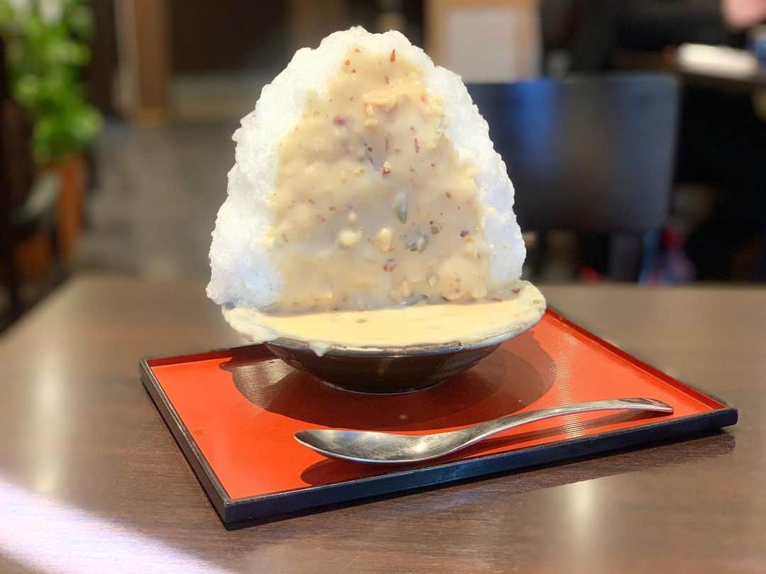 原田麻子さんのインスタグラム写真 - (原田麻子Instagram)「味噌ナッツ  白玉抜き たふたふの味噌ナッツ 重くなりがちなのにサラッとしたシロップでさらさらいける。 いろんなナッツはさらにランダムに砕いてあるから香りと食感も楽しめて言うことなし好きです  #かき氷#かき氷🍧#おやつ#ごはん#sweets#shaveice」2月2日 23時58分 - achakoko