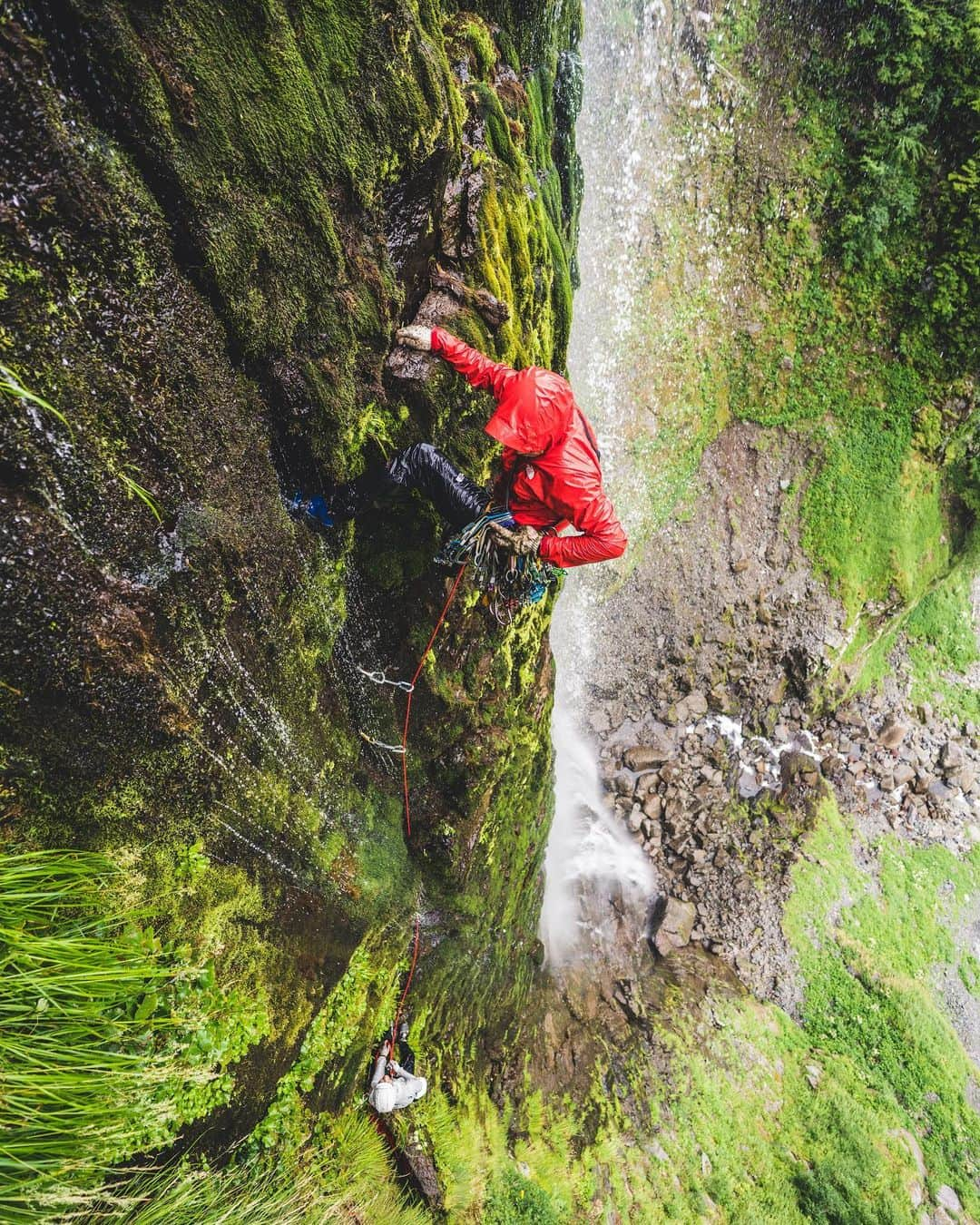 平山ユージさんのインスタグラム写真 - (平山ユージInstagram)「I’m crimping on moss during our Sawanobori Japan expedition 🇯🇵 One of expedition (but it was in Japan 3 hour from my home 🤣) that open my eyes much widely. Is it wet?? Ohh yes it’s climb able 😆😆😆  苔をカチ持ち、、、沢登りジャパンは自分の視野をおーきく広げてくれた遠征、日本だけど😅  濡れてる？　全然大丈夫、登れるよ🤣🤣  @thenorthfacejp  @thenorthface  @onceuponaclimb  @honngy  @saruzaemon9  @pietro_porro   #sawanoborijapan #japan #toyama #badcondition #but #stillclimbable #neverstopexproling」2月2日 23時58分 - yuji_hirayama_stonerider