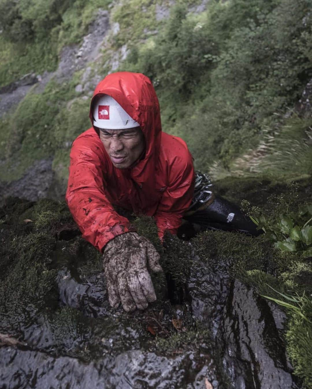 平山ユージさんのインスタグラム写真 - (平山ユージInstagram)「I’m crimping on moss during our Sawanobori Japan expedition 🇯🇵 One of expedition (but it was in Japan 3 hour from my home 🤣) that open my eyes much widely. Is it wet?? Ohh yes it’s climb able 😆😆😆  苔をカチ持ち、、、沢登りジャパンは自分の視野をおーきく広げてくれた遠征、日本だけど😅  濡れてる？　全然大丈夫、登れるよ🤣🤣  @thenorthfacejp  @thenorthface  @onceuponaclimb  @honngy  @saruzaemon9  @pietro_porro   #sawanoborijapan #japan #toyama #badcondition #but #stillclimbable #neverstopexproling」2月2日 23時58分 - yuji_hirayama_stonerider