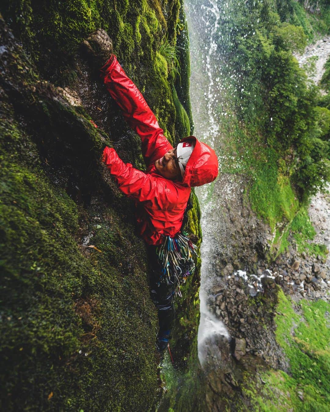 平山ユージさんのインスタグラム写真 - (平山ユージInstagram)「I’m crimping on moss during our Sawanobori Japan expedition 🇯🇵 One of expedition (but it was in Japan 3 hour from my home 🤣) that open my eyes much widely. Is it wet?? Ohh yes it’s climb able 😆😆😆  苔をカチ持ち、、、沢登りジャパンは自分の視野をおーきく広げてくれた遠征、日本だけど😅  濡れてる？　全然大丈夫、登れるよ🤣🤣  @thenorthfacejp  @thenorthface  @onceuponaclimb  @honngy  @saruzaemon9  @pietro_porro   #sawanoborijapan #japan #toyama #badcondition #but #stillclimbable #neverstopexproling」2月2日 23時58分 - yuji_hirayama_stonerider