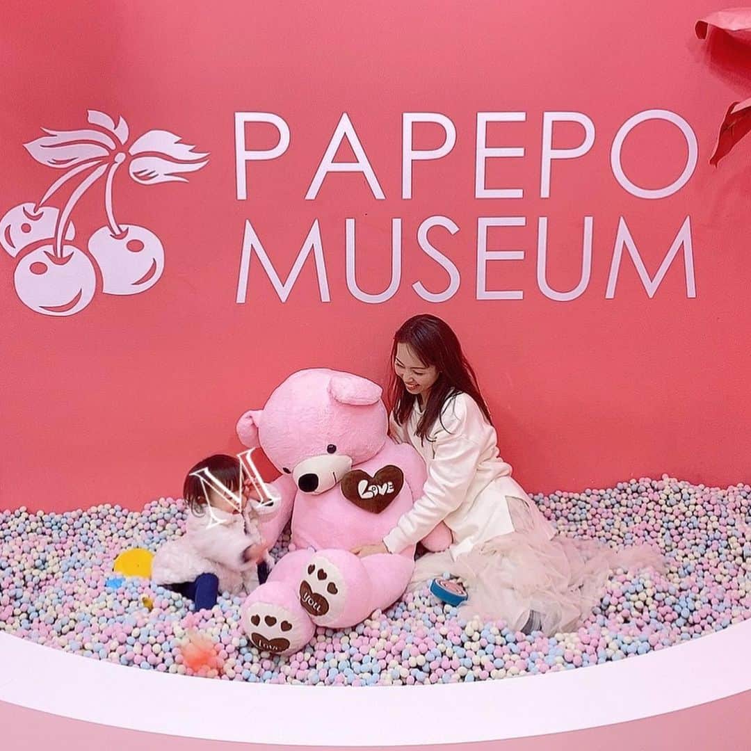 澤野井香里のインスタグラム：「子供たちと烏丸にある#パペポミュージアム へ＾＾♪ @papepo_museum   大きなクマ🧸ちゃんがいたり、ピンクの電話やキラキラなお部屋、バナナ🍌のブランコに子供達がはしゃぎすぎてた😝✨ 予約制で貸切だったのも安心♡  #ks_21✨ #ks_kyoto✨ #京都 #烏丸 #S⭐️_ #M🍒_  #s⭐️m🍒　#京都フォトジェニック #papepomuseum #パペポミュージアム #フォトジェニック #インスタ映え #トリドリベース #pr」