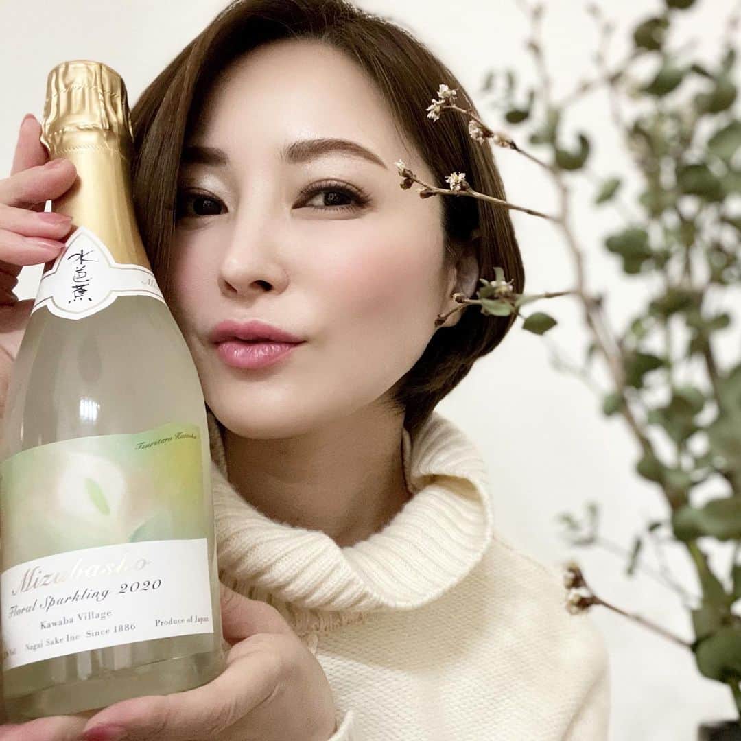 戸田さと美のインスタグラム：「節分の今日は﻿ 恵方巻きを頂きました😊﻿ ﻿ 合わせたお酒は、﻿ 群馬の老舗酒造　永井酒造の﻿ ﻿ Mizubasho Artist Serise 2020 片岡鶴太郎﻿ 水芭蕉　フローラルスパークリング　　﻿ 360ml　日本酒﻿ ﻿ 日本酒らしい奥深い甘味と微炭酸のスパークリングがとっても合う✨﻿ ﻿ 気軽に日々の食卓に寄り添ってくれる日本酒って﻿ いいね！女性にも飲みやすいと思います👌﻿ ﻿ 美味しいもの食べると幸せになるね❤️﻿ ﻿ 自粛も長引くけど、料理の腕が上がるから、﻿ 前向きに捉えよw﻿ ﻿ ﻿#水芭蕉アーティストシリーズ  #恵方巻き﻿ #お家ご飯﻿ #stayhome﻿ #dinnar﻿ #eyemake﻿ #手作りご飯﻿ #makeup﻿ #スティックグロウ ﻿ #新作コスメ ﻿ #限定コスメ ﻿ #instamakeup﻿ #コスメ﻿ #コスメ好きさんと繋がりたい﻿ #コスメレポ﻿ #コスメマニア﻿ #美容﻿ #美容好きな人と繋がりた﻿ #美容好き﻿ #スキンケア﻿ #スキンケアマニア﻿ #スキンケア好き﻿ #時短メイク﻿ #メイク﻿ #ママファッション﻿ #シングルマザー﻿ #エイジングケア ﻿ #置き画くら部」