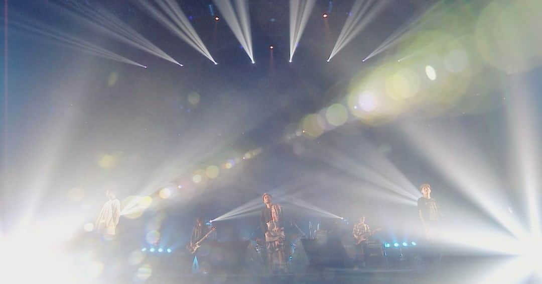ORANGE RANGEのインスタグラム：「結成15周年を記念して行われた「ORANGE RANGE LIVE TOUR 016-017 ～おかげさまで15周年! 47都道府県 DE カーニバル～」の日本武道館公演より、「SP Thanx」の #レンジのライブ 映像公開🎬  バラードにして感謝の気持ちをファンに捧げ、然して柔らかくやさしく歌ったメッセージ・ソング💐 https://youtu.be/l45vSeyRrzE  🍊#ORANGERANGE Haisai🍊 #dTV ほか主要配信サイトおよび各サブスクリプションサービスでも配信開始🎧 https://jvcmusic.lnk.to/ORANGERANGE @orangerange_official @victor_entertainment」
