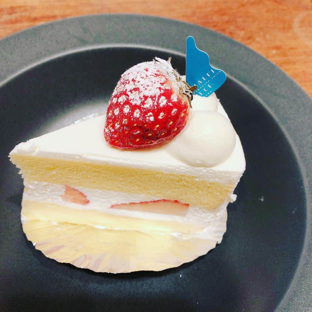 まゆみあずささんのインスタグラム写真 - (まゆみあずさInstagram)「七里ヶ浜おすすめのケーキ屋さん🍰！  夕暮れ時のテラスでカフェ時間、最高なんですが、今回はお持ち帰りで頂きました‼︎‼︎  いつも売れきれちゃう苺のショートケーキ、今回はあった♡♡」2月3日 0時01分 - mameko__k