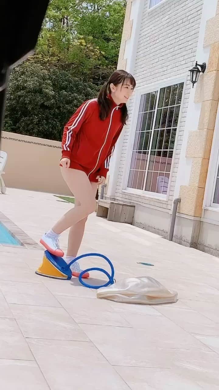 大崎菜々子のインスタグラム：「DVDのオフショット動画👀  #ツインテールの日 #グラビア #写真集 #女子大生 #コスプレ #ジャージ #スク水  #横浜美少女図鑑 #photography @kanagawa_bishoujo_zukan #広告モデル @bishoujozukan_official #ラジオパーソナリティー #我的最愛  #fashiongram #좋아요 #팔로우미 #오오티디  #패션  #패션스타그램 #model #cosplayer #l4l #girl  #cute #かわいい#instagood #色白女子 #ブルベ夏 #童顔  #makeup #cosmetics」