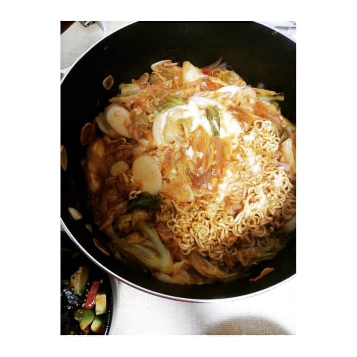 近藤笑菜のインスタグラム：「うおお 今日節分だったのか！！豆まきしてない！恵方巻も食べそびれてしもた👹 普通にるんるんで鍋にしてしまった。← 前からずっと家で作ってみたかった、チーズラッポッキ🍲🌶️🧀 なにやらコストコにインスタントのが売っているそうなのですが、ネットで見つけたレシピでコチュジャン、砂糖、にんにく入れて超簡単にできたよ～～キャベツも足し🥬うんまかった♡♡！最近の中でも大ヒット！！ 隅に見切れているのはまぐろアボカドユッケ🥑こいつもほんと美味だった👑 お腹はち切れそうなほどたらふく食べてしまった…幸せ🧸 #おうちごはん #チーズラッポッキ」