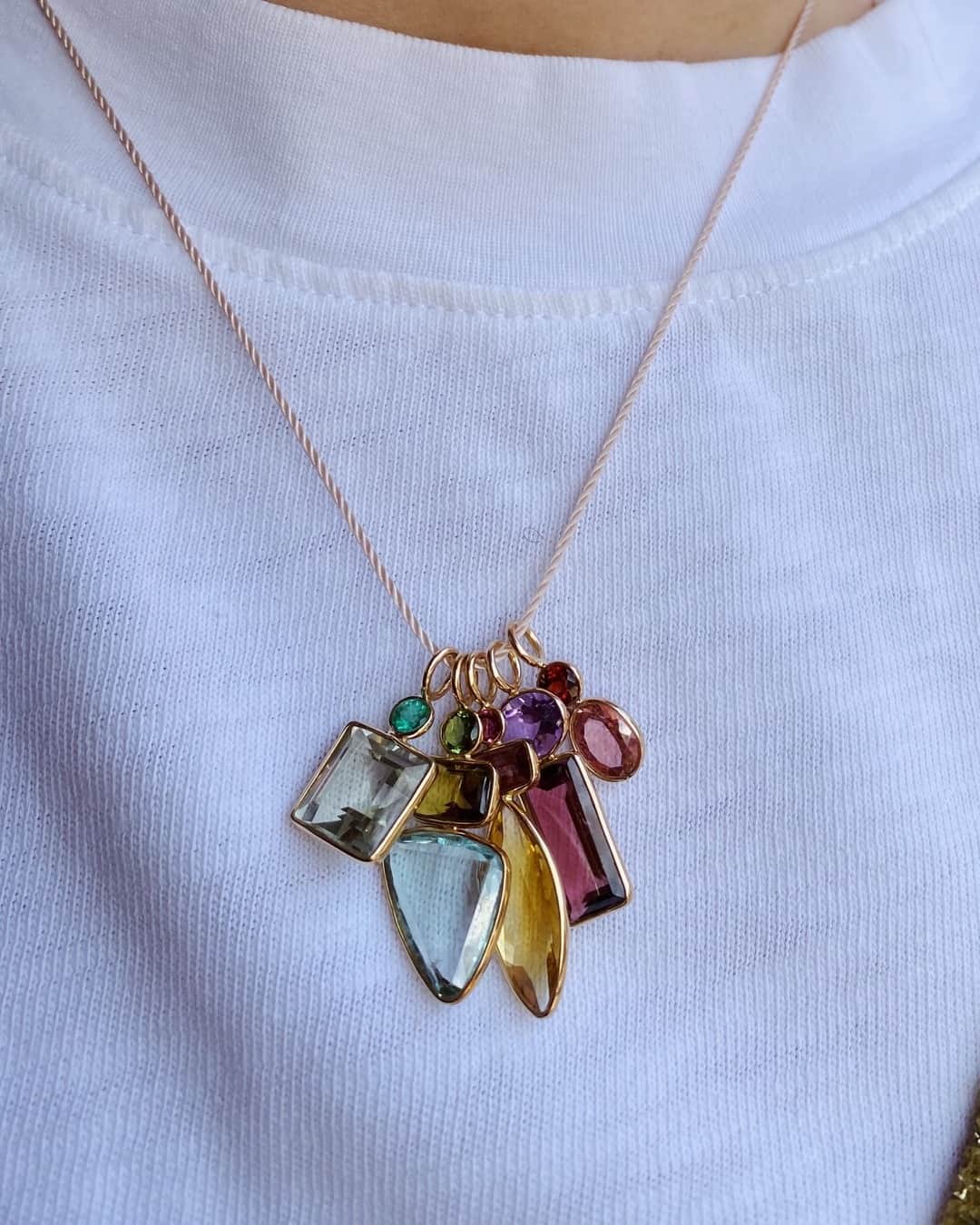 リジー フォルトゥナートのインスタグラム：「2 feet of snow but feeling fiiiine 💘 my 16” beige silk cord necklace with 14k gold findings and semiprecious charms 👆 #lizziefortunato #finemood」