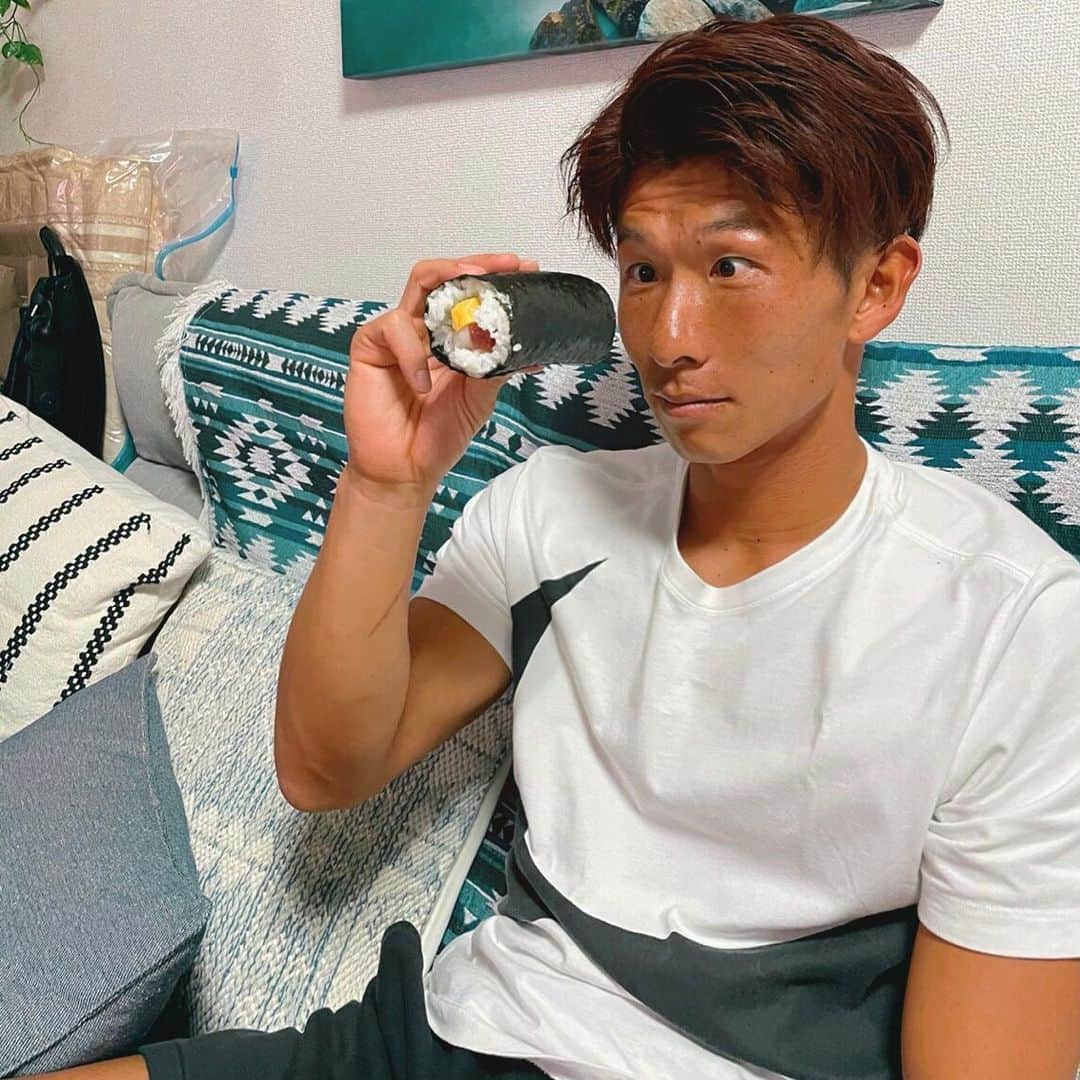 安藝正俊のインスタグラム：「▶︎【 2月2日 節分 】  南南東に向かって 恵方巻きをガッツリと食べました🙏  節分が2月2日となるのは かなり久しぶりとか🙈  また、特別な日になりました！ : #沖縄生活 #2月2日 #節分 #恵方巻き #南南東 #おうち時間 #okinawa」