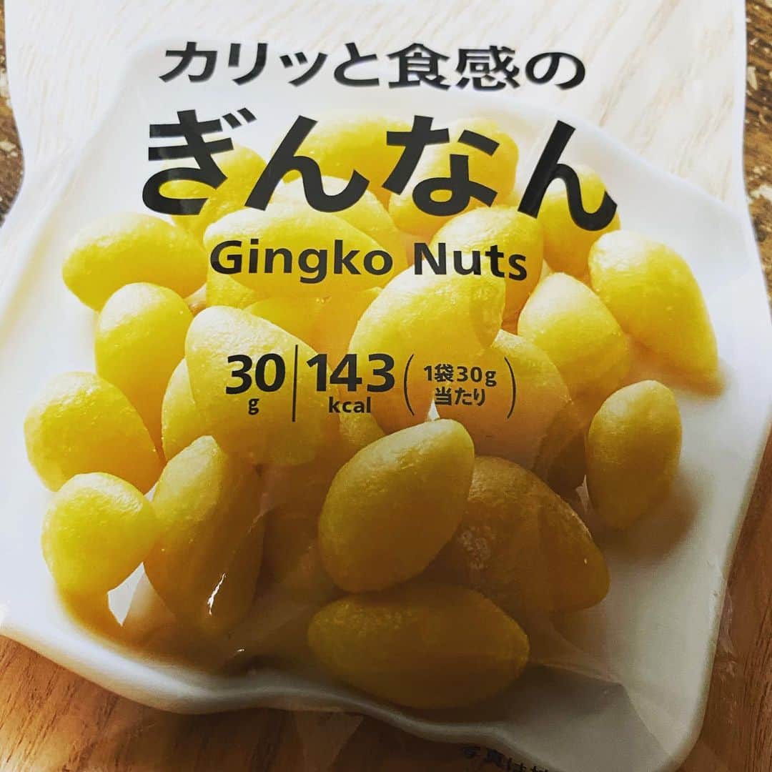 のインスタグラム：「酒呑みの夢見たいなおつまみをコンビニで次々と発見してしまった… ぎんなんは苦味がたまらないし 鶏皮チップスはこの味をスナックとしていつでも食べられるなんて… あーん家飲みさいこう〜😭😭😭 #ぎんなん  #カリッと食感のぎんなん  #鶏皮チップス  #コンビニおつまみ  #家飲み  #家飲みおつまみ」