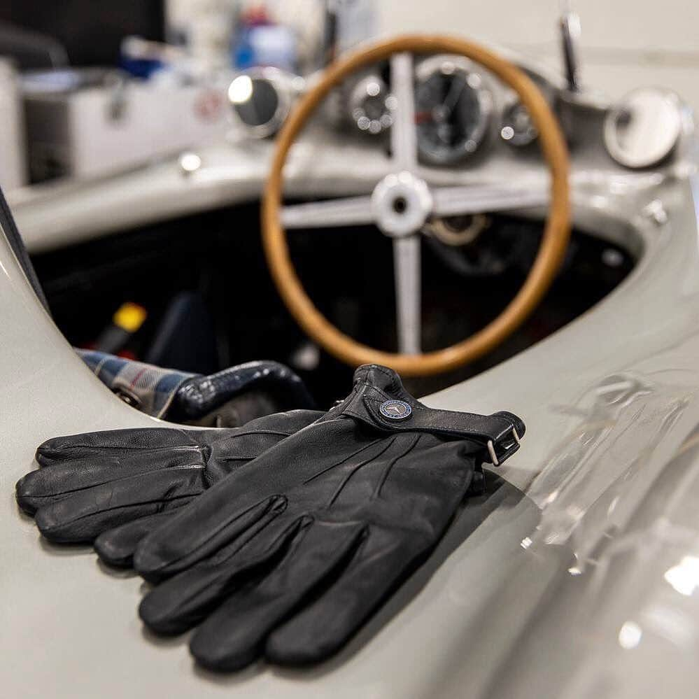 メルセデス・ベンツさんのインスタグラム写真 - (メルセデス・ベンツInstagram)「Have you ever tried to wear cool classic gloves while driving your classic Mercedes-Benz? It's the perfect combination of style. Get your own pair! 📷  @craig_pusey_photography   #MBclassic #MercedesBenz #thebestornothing   via @mbmuseum」2月3日 0時07分 - mercedesbenz