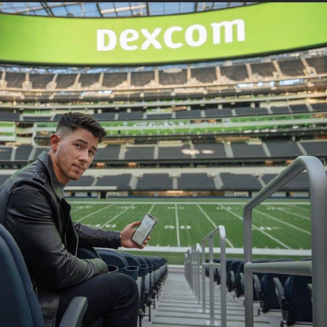 ニック・ジョナスさんのインスタグラム写真 - (ニック・ジョナスInstagram)「So pumped to watch the big game this Sunday and start a conversation about a better way to manage diabetes. Head over to DexcomGameDay.com now to see the commercial first 😎 @dexcom #ad」2月3日 0時07分 - nickjonas